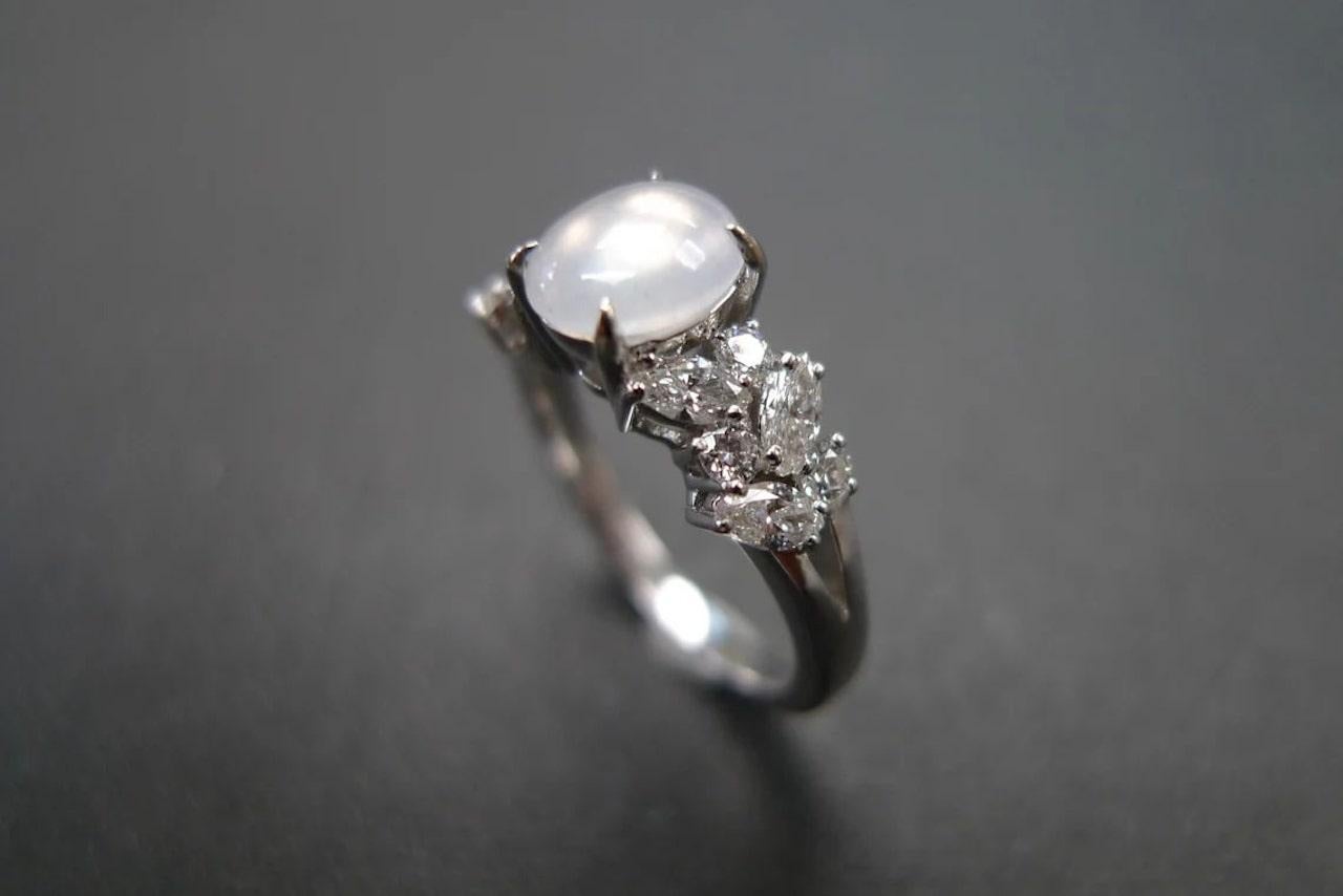 Im Angebot: Icy Jade Einzigartiger Verlobungsring mit Diamant-Akzenten () 7
