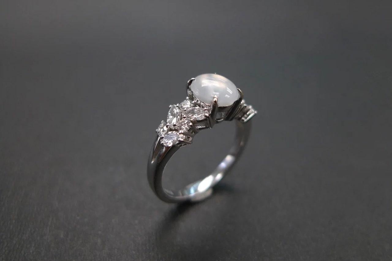 Im Angebot: Icy Jade Einzigartiger Verlobungsring mit Diamant-Akzenten () 8