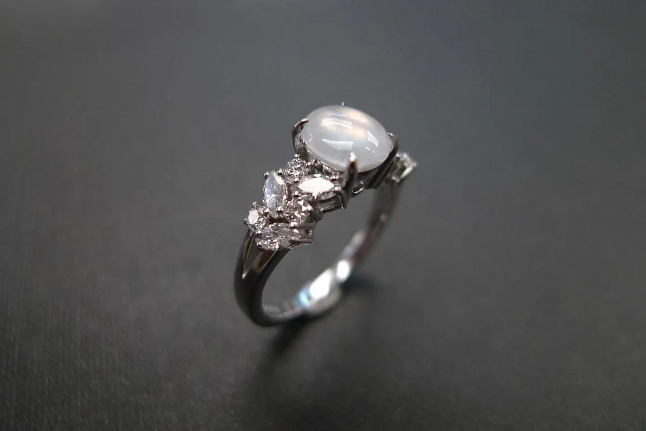 Im Angebot: Icy Jade Einzigartiger Verlobungsring mit Diamant-Akzenten () 9