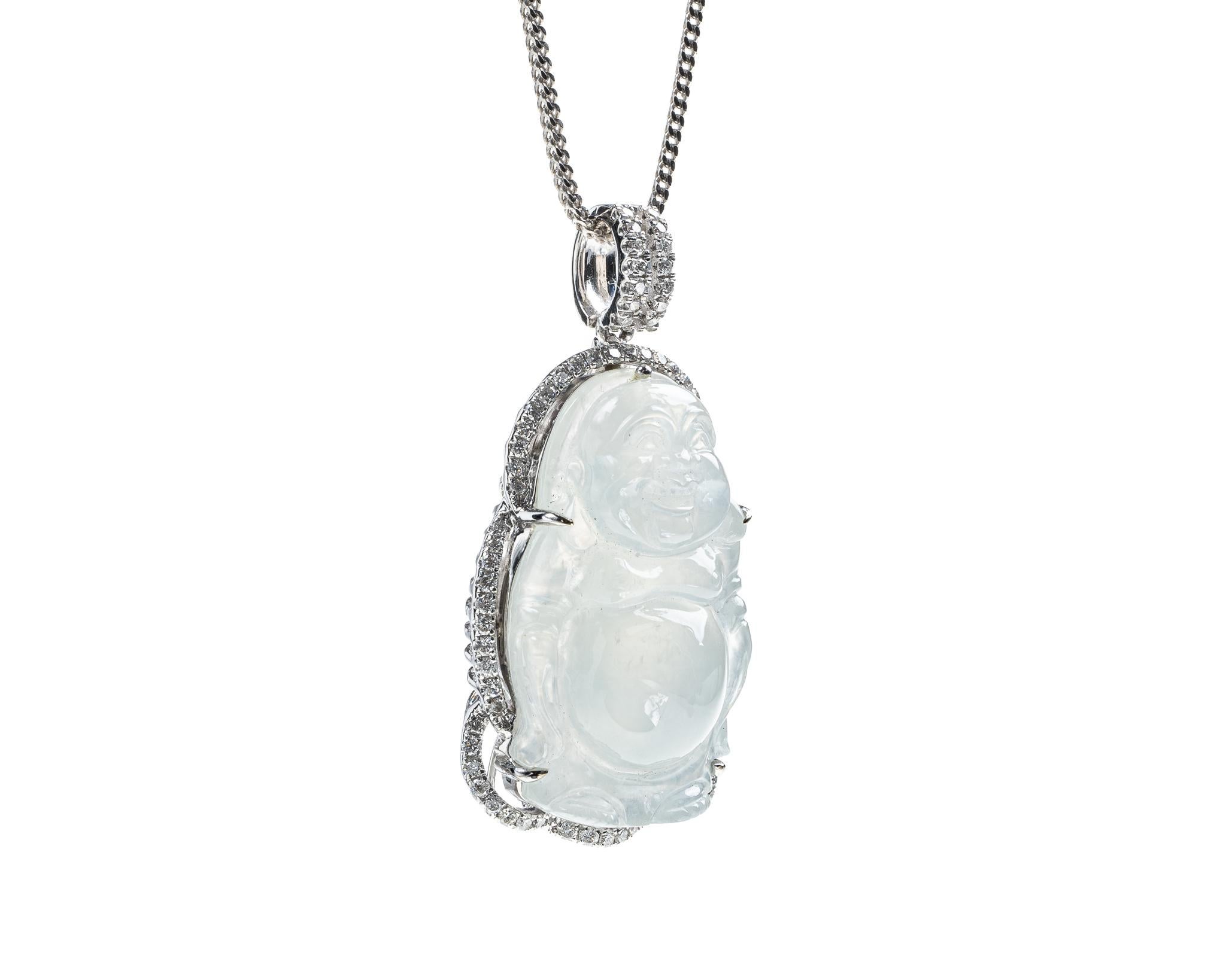 Si tratta di una giada di giada naturale e non trattata, scolpita come un buddha felice in piedi e incastonata su una cauzione in oro bianco 18 carati.  Il buddha felice scolpito in piedi simboleggia felicità, compassione e protezione.    

Misura