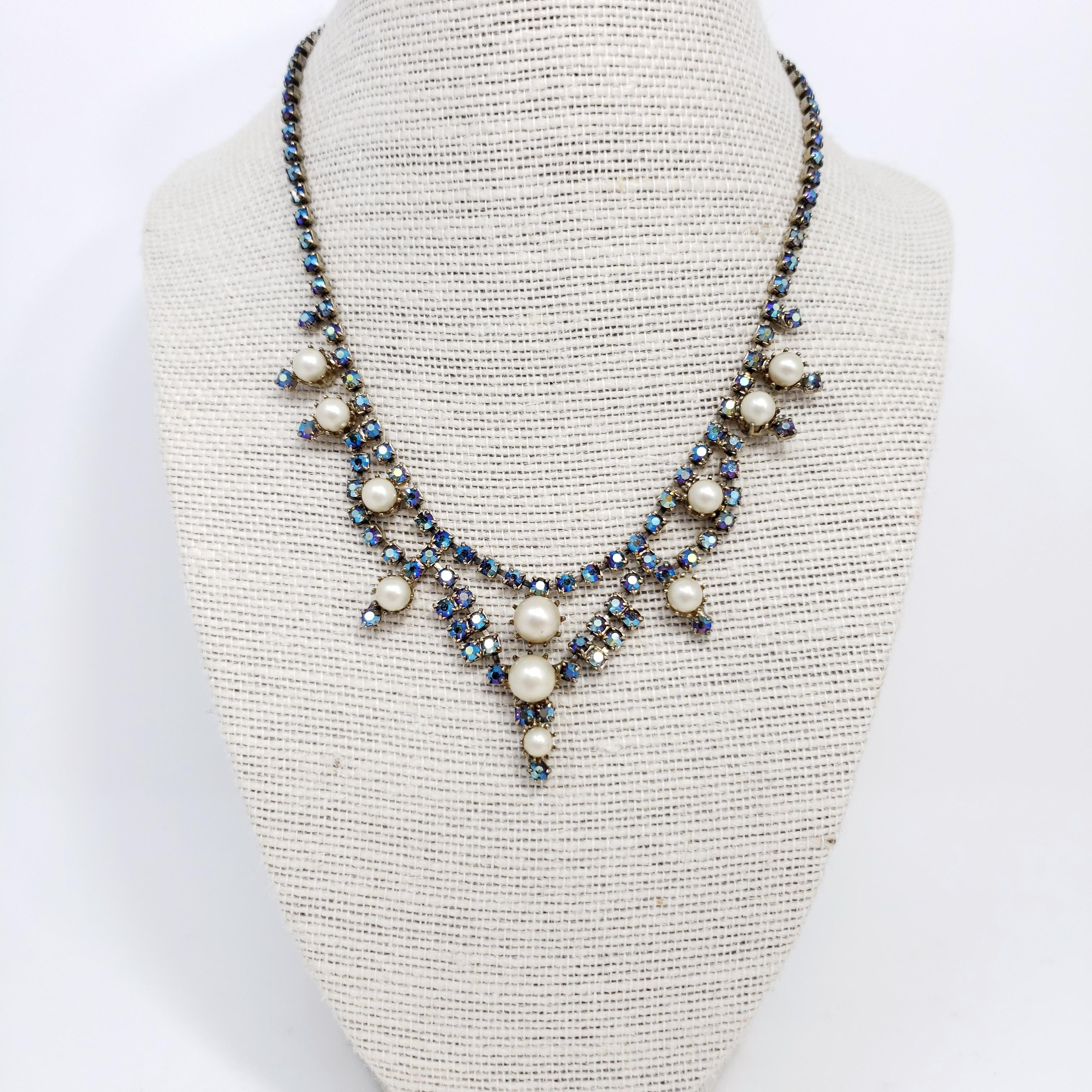 Rétro Collier et bracelet en saphir glacé Aurora Borealis, cristal et fausse perle, années 1950 en vente