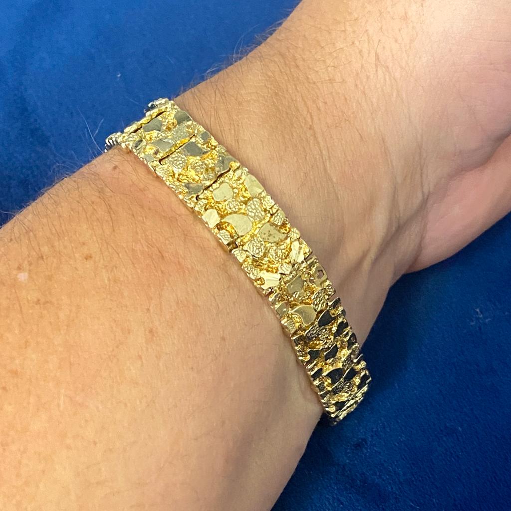 Bracelet ID en or jaune massif 10 carats à motif de pépites de pépites de 7,5 pouces x 0,5 pouce Neuf - En vente à Austin, TX