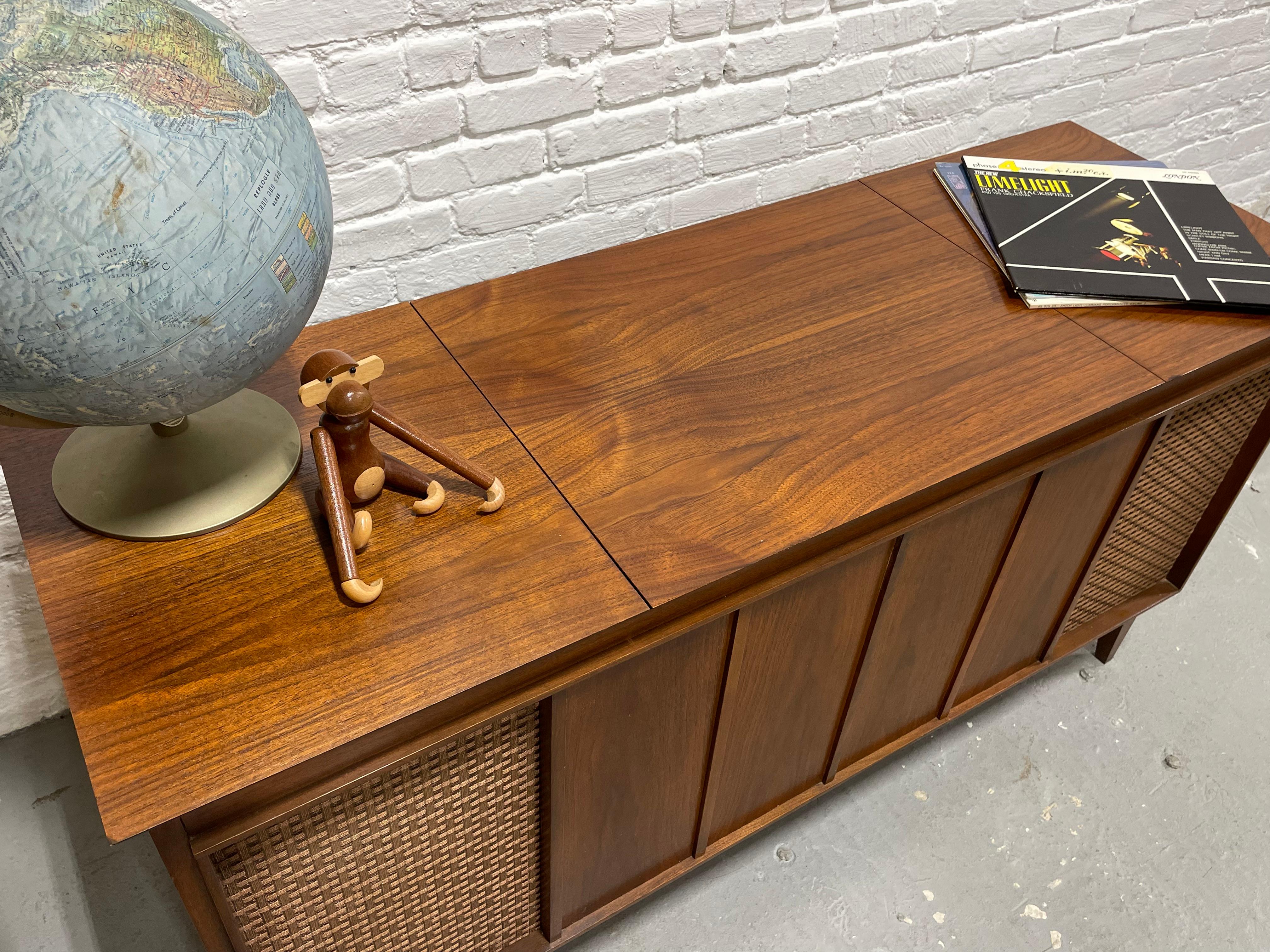 Mid Century Modern Fully Functioning STEREO Console / CREDENZA Fischer Turntabl In Good Condition In Weehawken, NJ