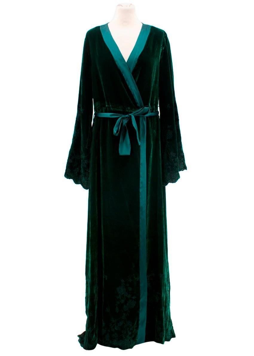 I.D sarrieri green velvet night robe- 

- Floral embroidery on the cuffs and the hem of the robe.
- Emerald velvet and satin
- Can be worn and styled for an evening.

Sleeves- 49cm Height- 149cm Chest- 49cm
US Size: 8