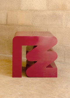 E Taburete Contemporáneo Rojo Lacado con Forma de Letra by Jimena Montemayor