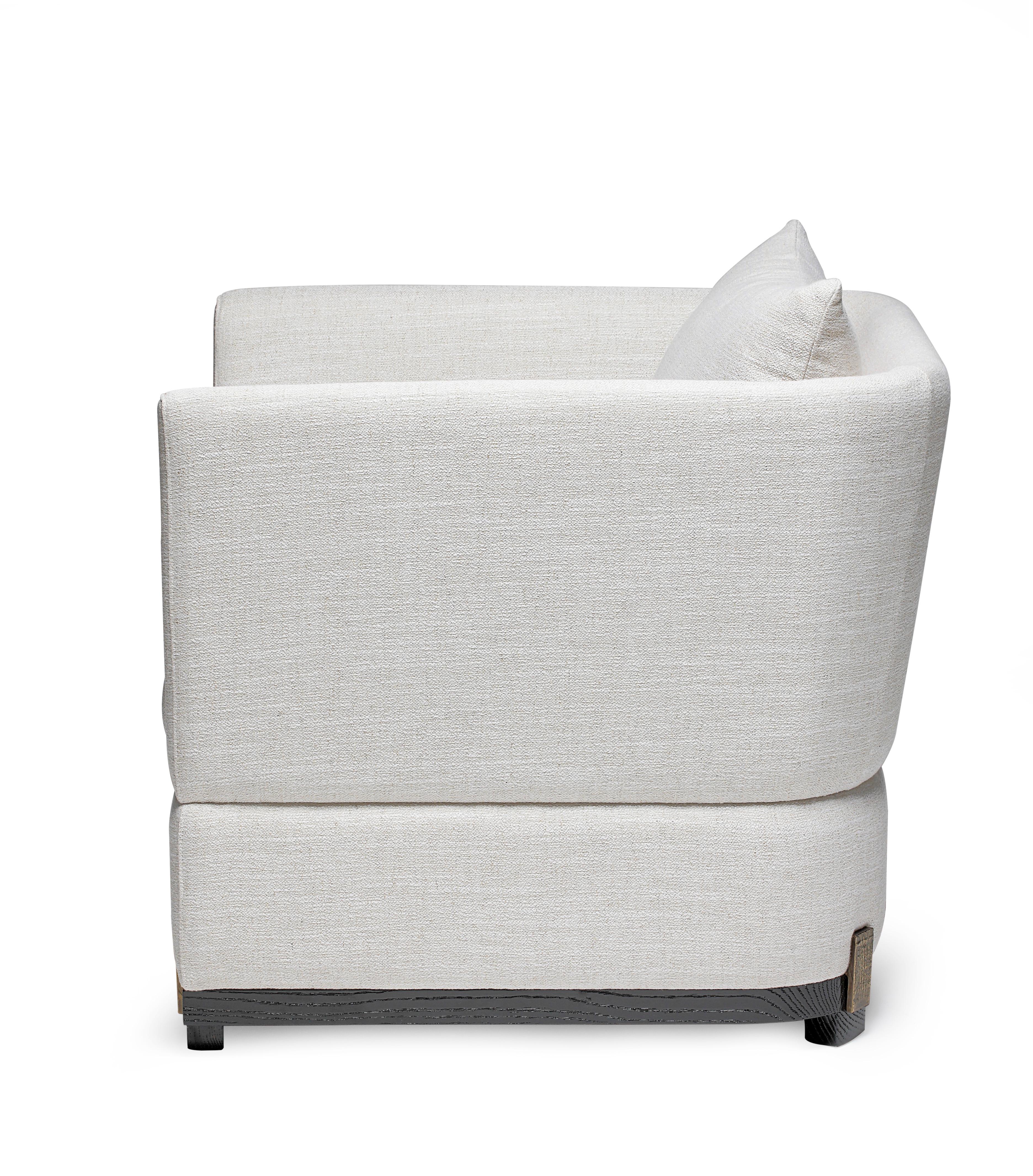 Fauteuil Ida, en chêne noir brossé sable, fabriqué à la main au Portugal par Duistt

La collection ida est un ensemble luxueux composé de deux pièces d'ameublement et d'une table d'appoint, qui présente un design classique pour offrir une élégance