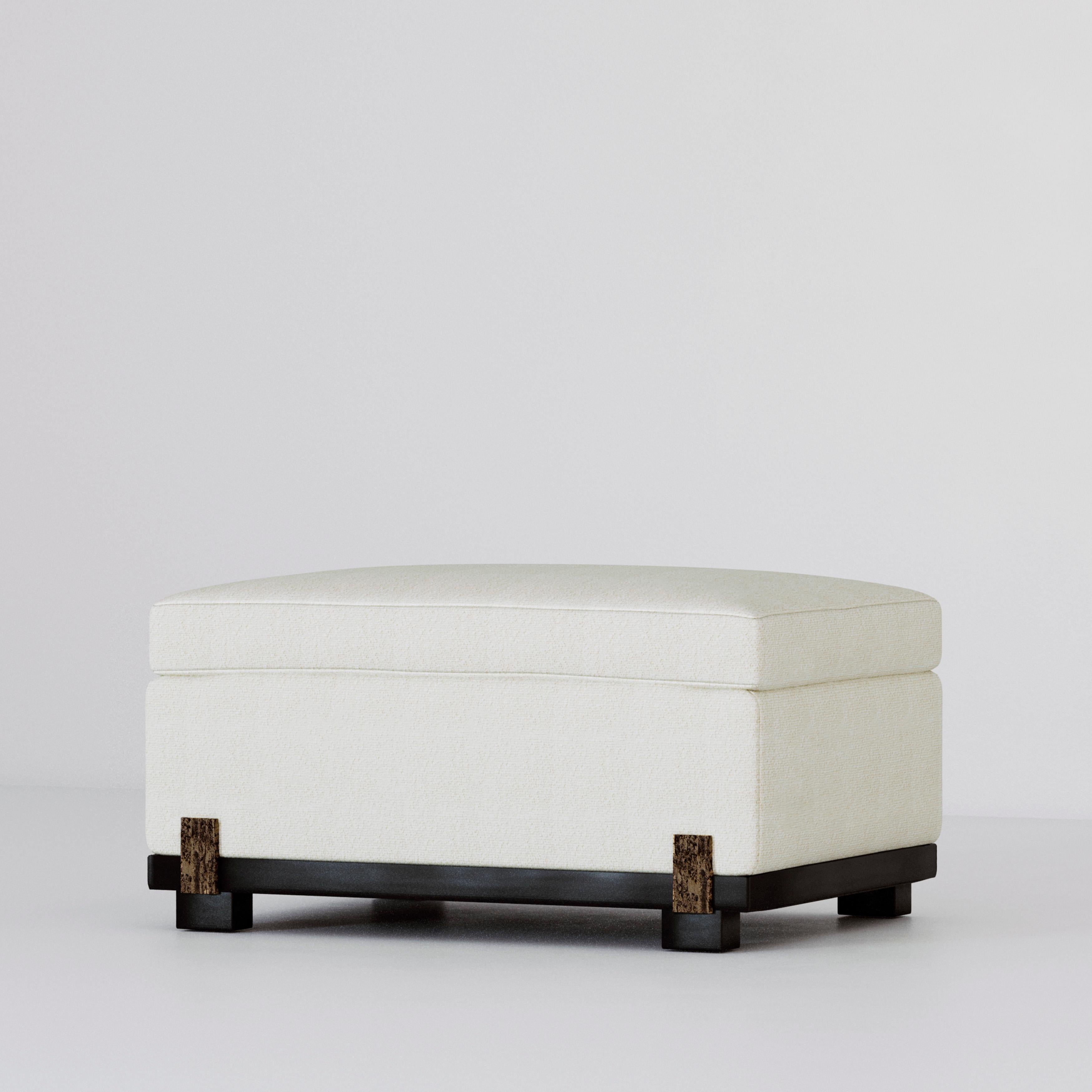 Tabouret Ida de Duistt
Dimensions : L 75 x D 55 x H 42 cm
Matériaux : Fabrice, chêne brossé laqué noir sable, détails en bronze coulé

Le pouf IDA, fabriqué avec une grande attention aux détails, fait partie d'une collection luxueuse composée de