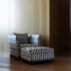 Tabouret IDA en tissu, bois laqué et base en bronze coulé, option COM