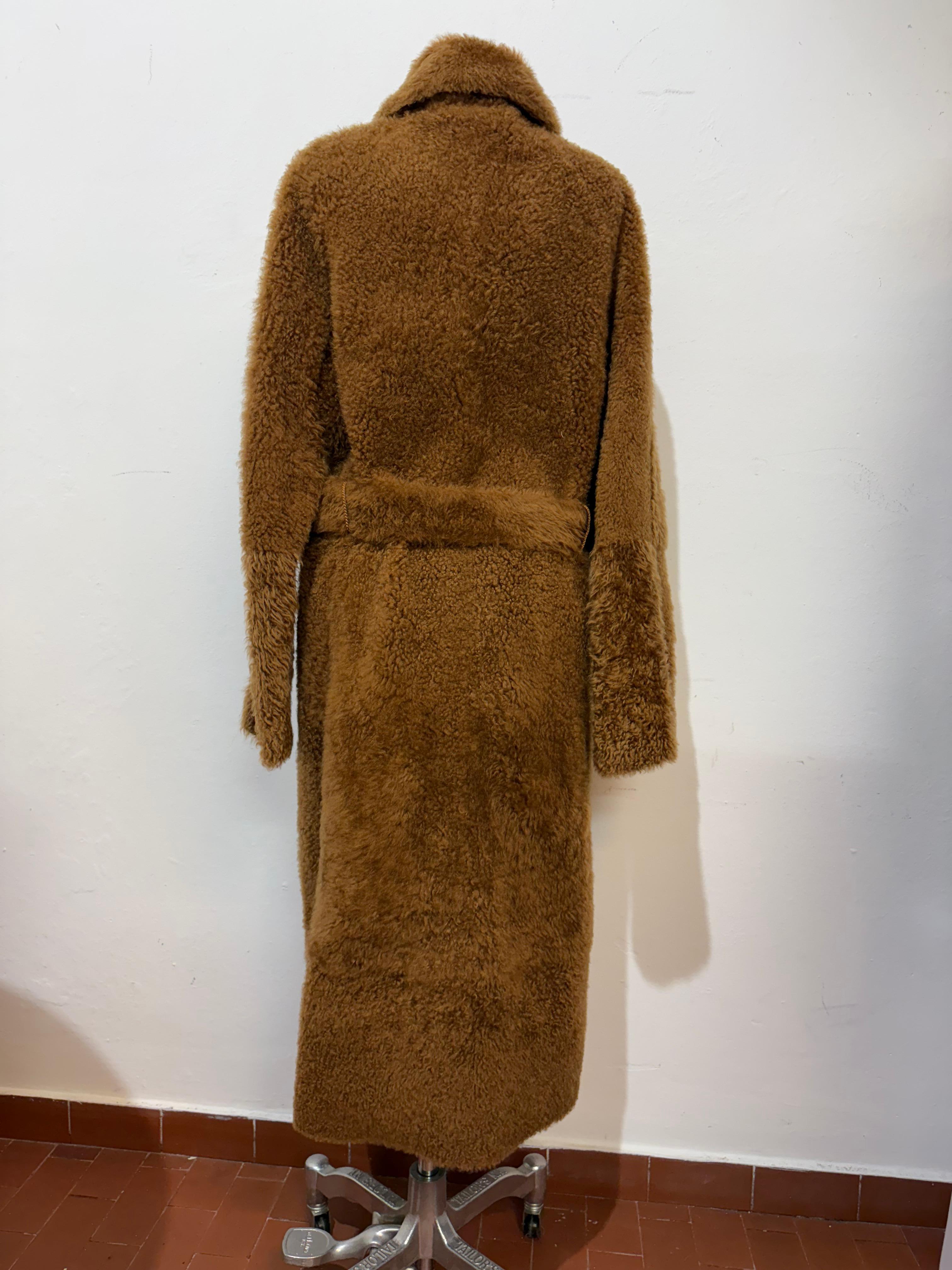 Cappotto IDA bello e di ottima qualità
Reversibile
100% pelle di agnello
Colore cammello
Chiusura con bottoni
Due tasche su ogni lato
Con cintura
Manica lunga
Lunghezza spalla/orecchio cm 110 (43,3 pollici)
Spalla cm 48 (18,9 pollici)
Taglia