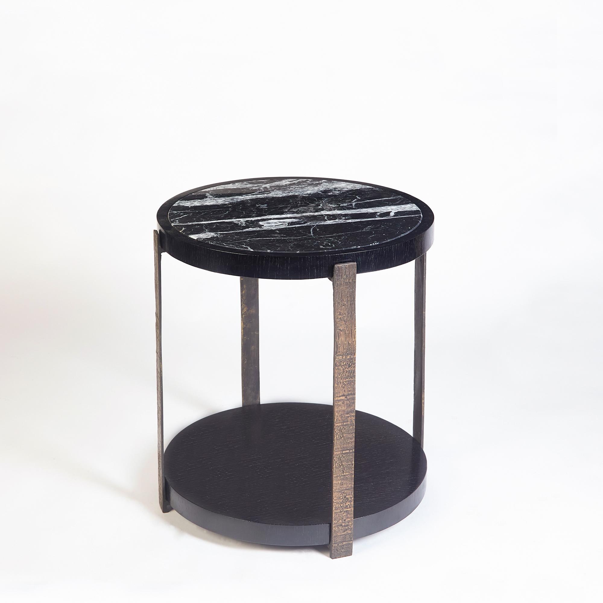 Table d'appoint Ida, Oak Oak noir brossé et plateau en marbre de Carraca par Duistt Neuf - En vente à Leça da Palmeira, PT