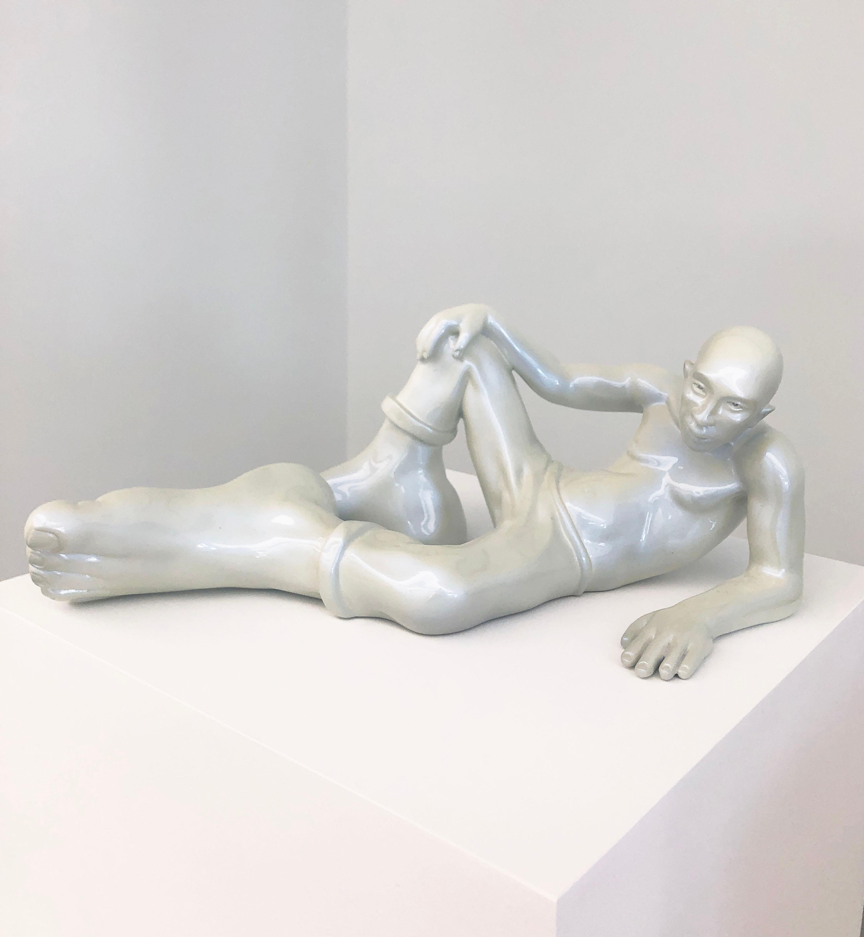 Idan Zareski Figurative Sculpture - Coolfoot - Pearl Resin
