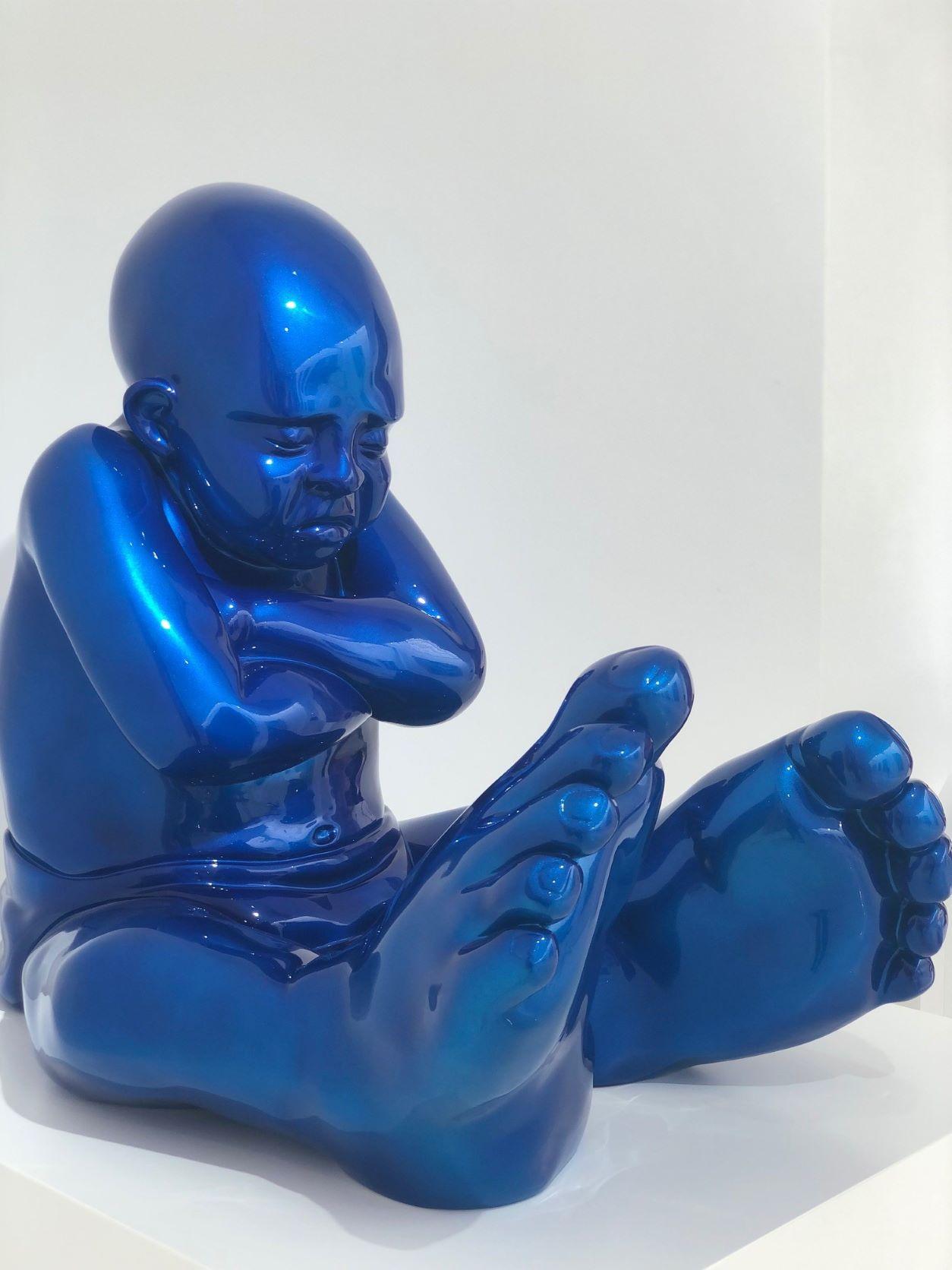 Babyfoot 85 - Escultura de resina, 2020 - Figurative Sculpture Gris de Idan Zareski