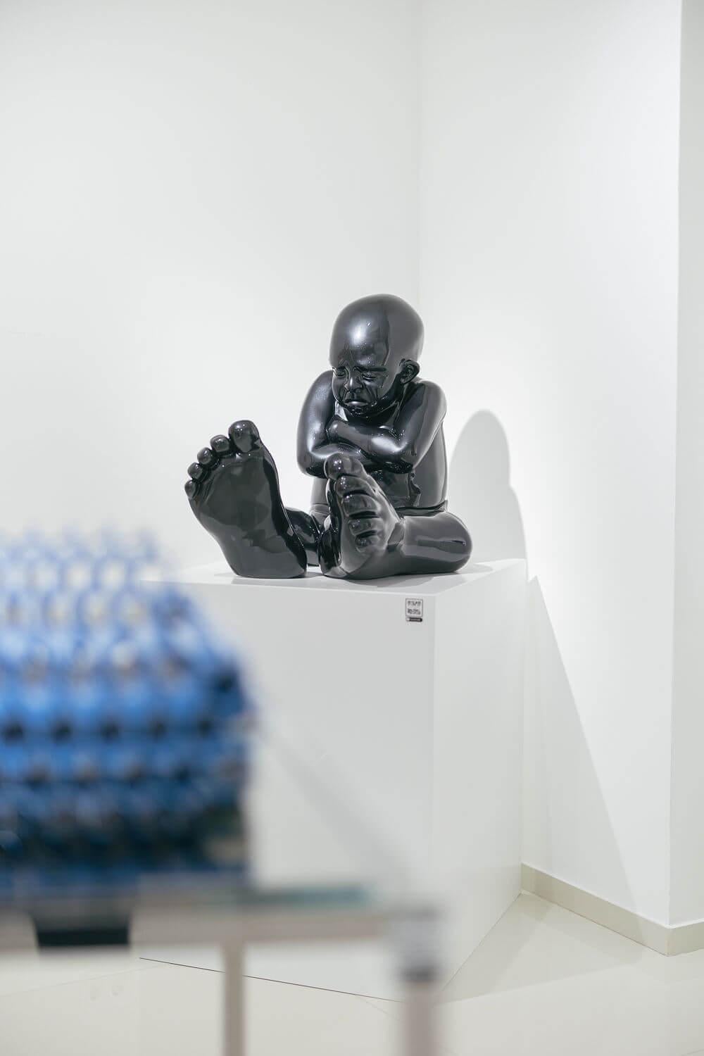 Babyfoot 85 - Escultura de resina, 2020 en venta 1