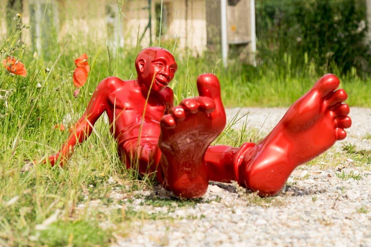 Bigfoot XS (Rot), Figurative Sculpture, von Idan Zareski
