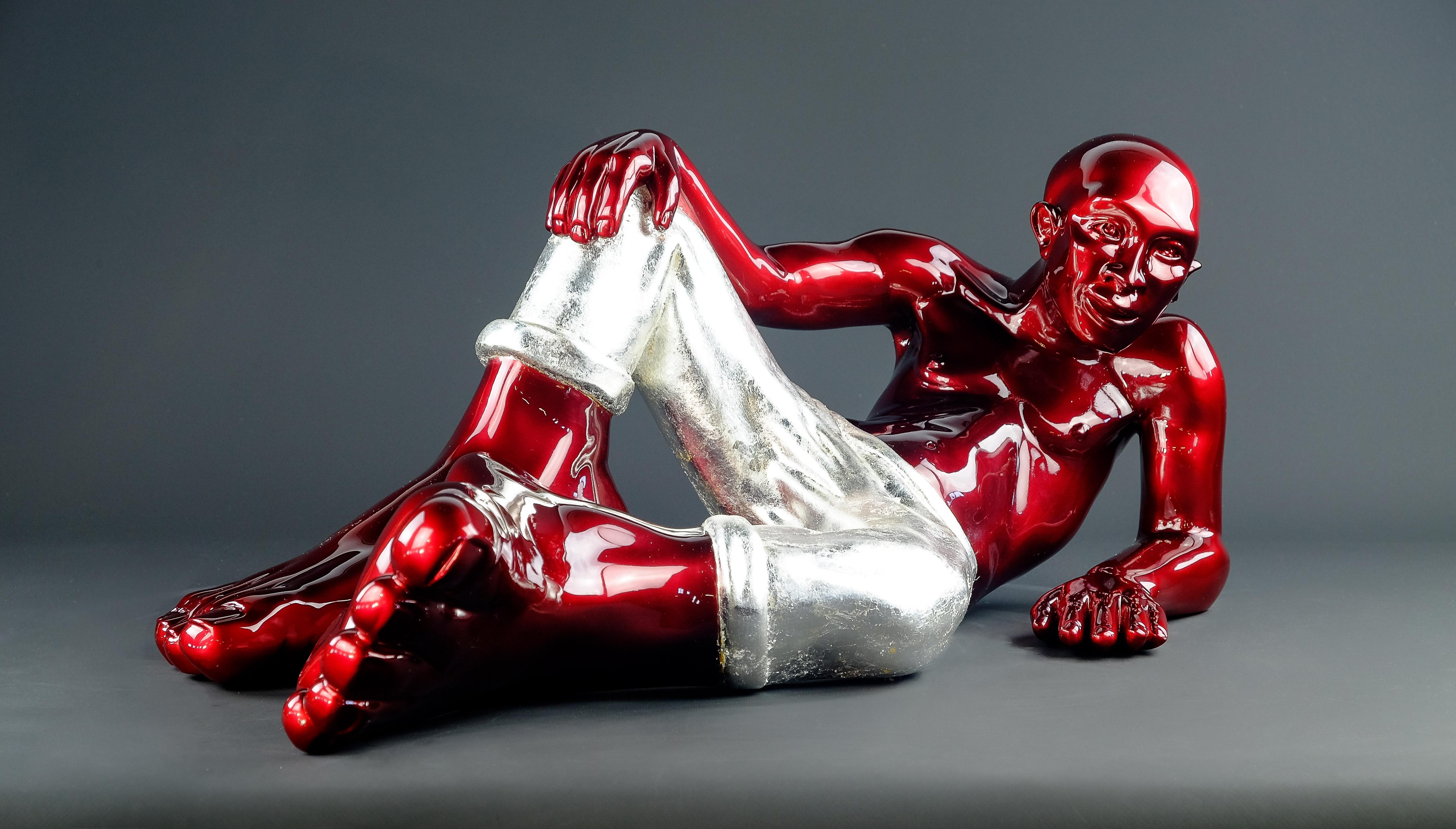 Coolfoot 75 – Kunstharz-Skulptur, 2022 (Schwarz), Figurative Sculpture, von Idan Zareski