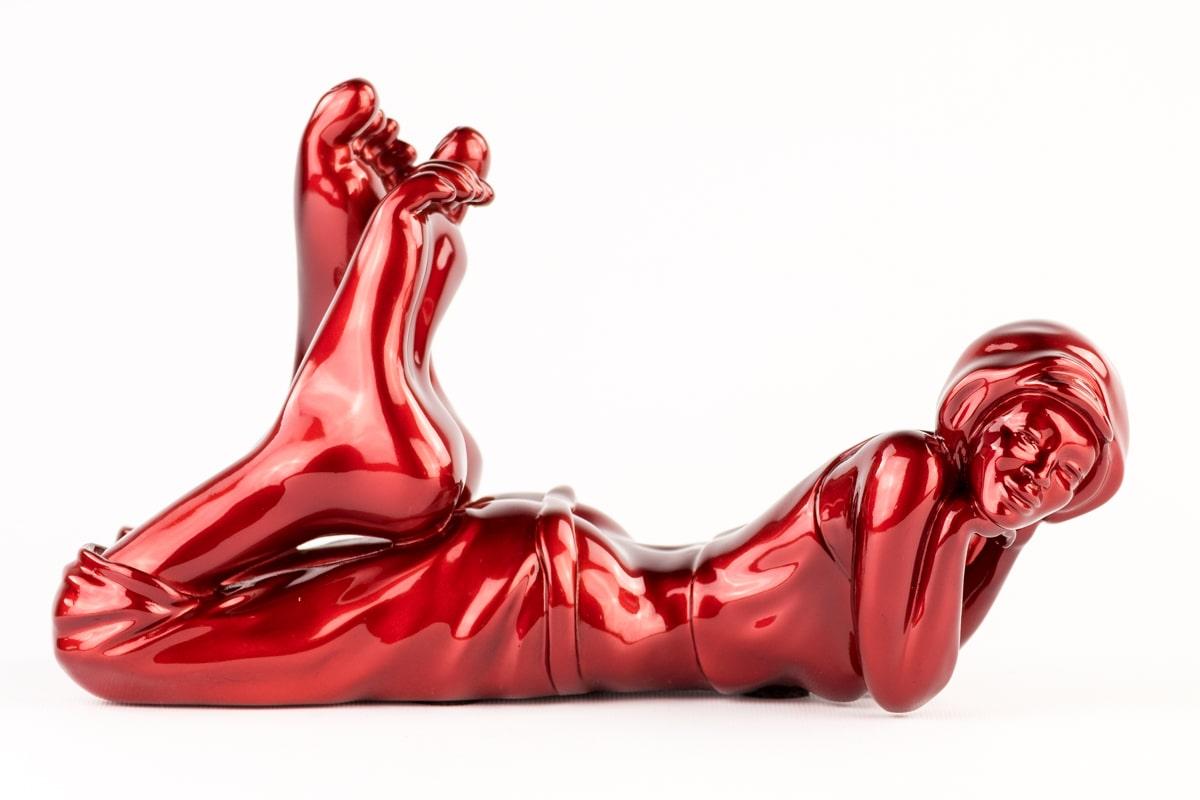 "Ladyfoot" de Idan Zareski es una escultura contemporánea icónica, que forma parte de la renombrada serie de la Familia Bigfoot. Fundida en resina de alta calidad y acabada en un llamativo rojo cromo, esta pieza de gran formato (105 x 170 x 80 cm)
