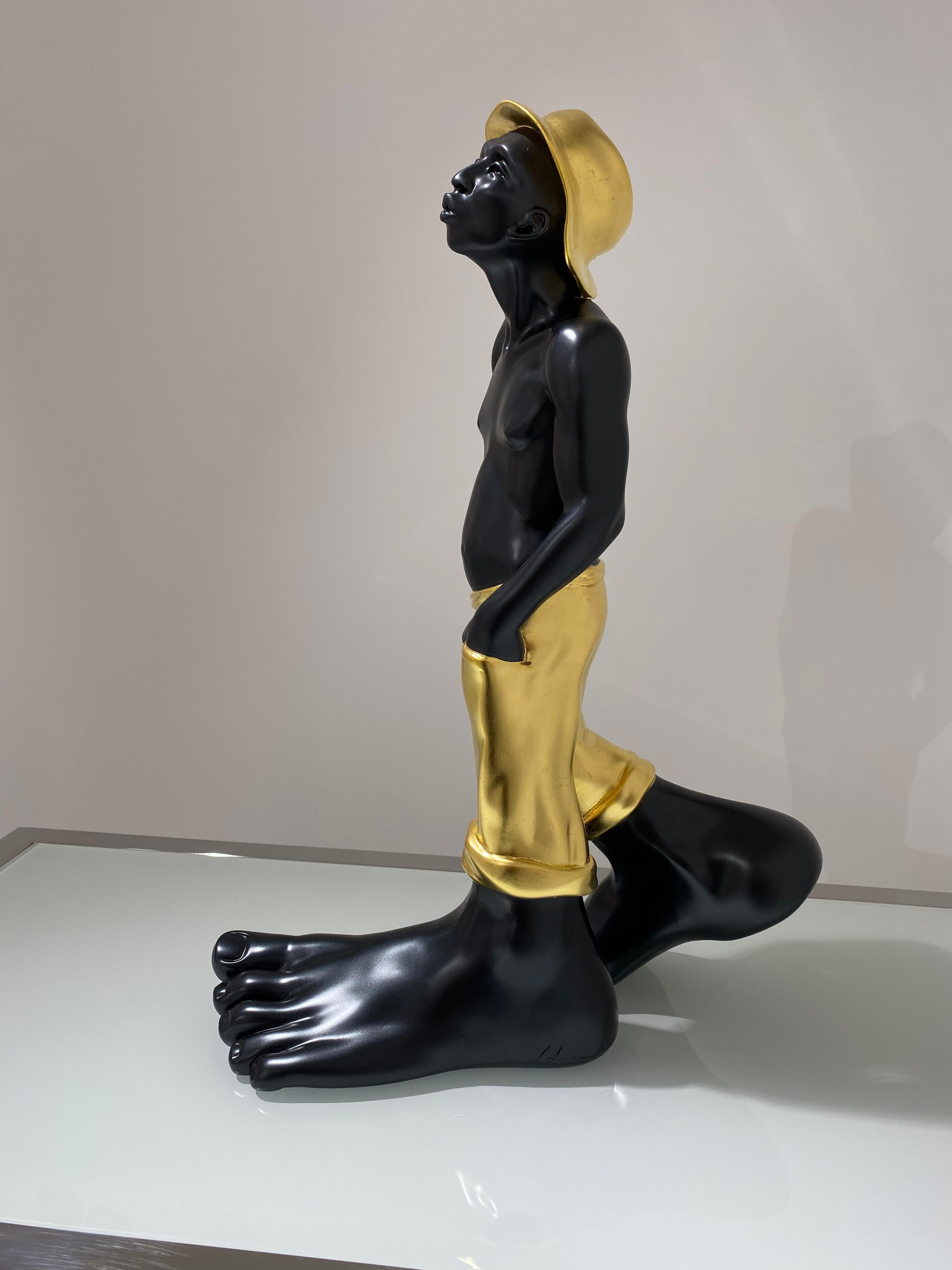 Le Siffleur 50 Edition Or - Gris Figurative Sculpture par Idan Zareski