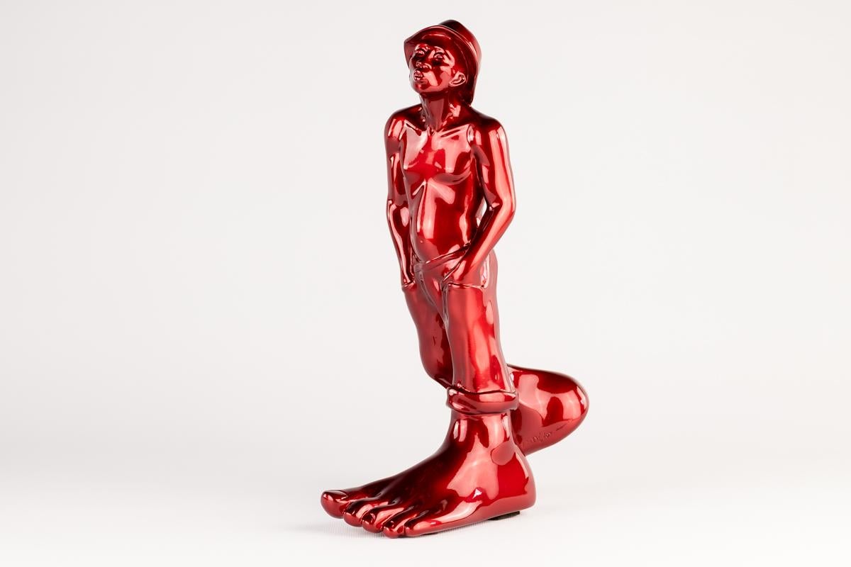 Esta llamativa pieza, conocida por su atrevido acabado rojo y sus detalles realistas, ejemplifica la singular visión artística de Zareski y su maestría en la escultura.

