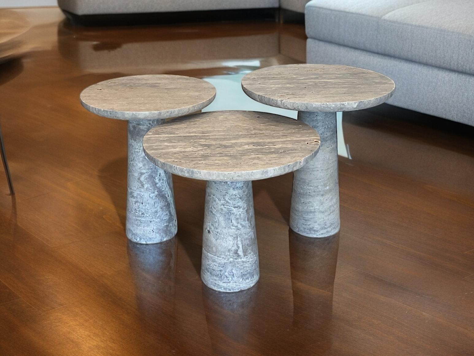 Tables IDE en travertin argenté : Utilisez-les comme tables d'appoint, d'extrémité, de balcon, d'accent, de plantes ou de chevet. Combinez pour la table basse.

Ensemble de table IDE, fabriqué en travertin argenté naturel exquis. Cet ensemble