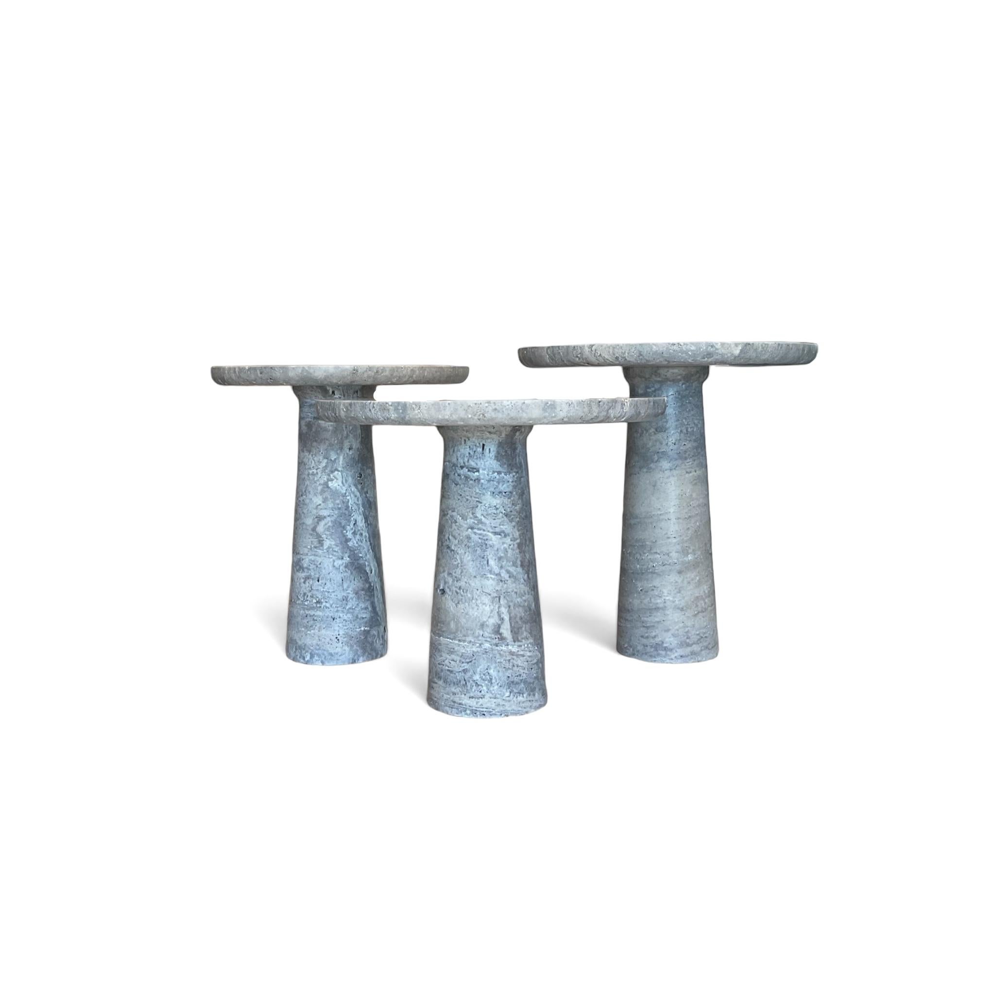 XXIe siècle et contemporain Tables basses IDE en travertin Silver, 17.7Øx18.5H Table d'appoint en travertin Stone en vente