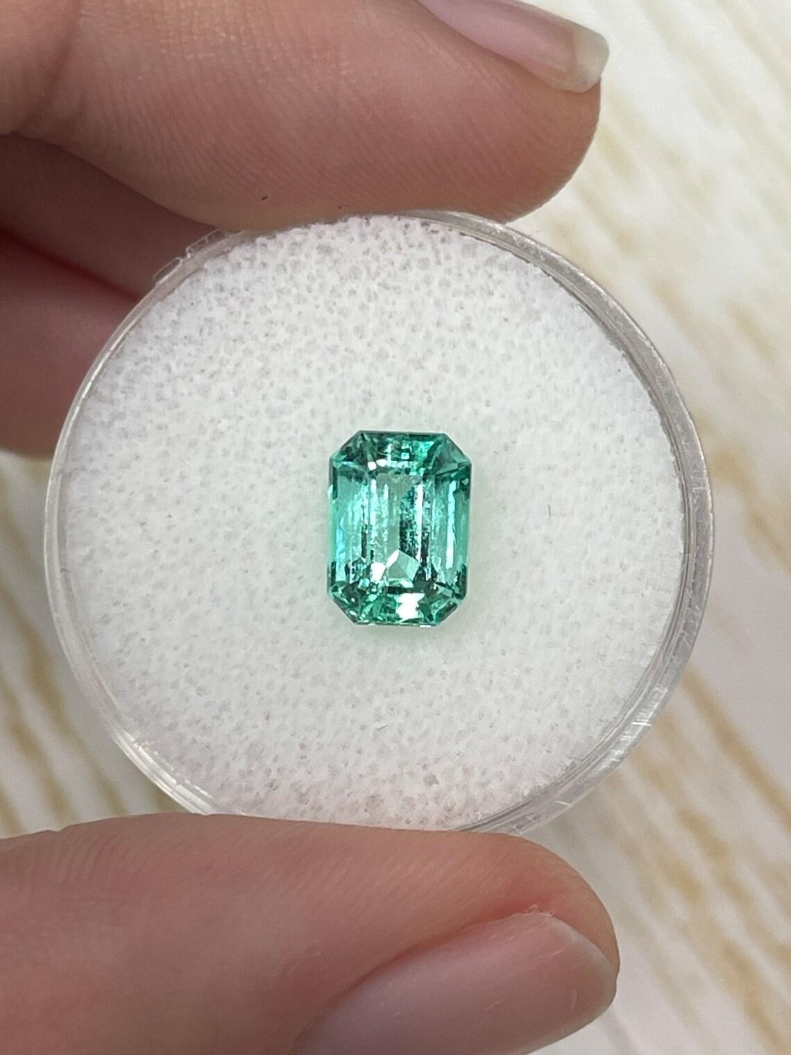Piedra: Esmeralda
Peso: 1,91 quilates
Forma: Corte Esmeralda
Claridad: Transparente
Lustre: Excelente
Color: Verde azulado claro
Medidas: 8,38 mm x 6,08 mm x 5,22 mm
Origen geográfico: Colombia
Tratamiento: Natural, Engrasado

Observaciones: Debido