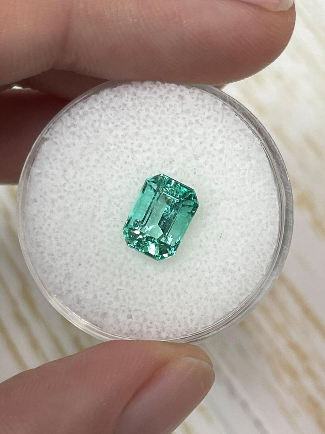 Ideal Astrológico 1,91 Quilates 8x6 VVS Esmeralda Verde Colombiana - Talla Esmeralda Moderno en venta