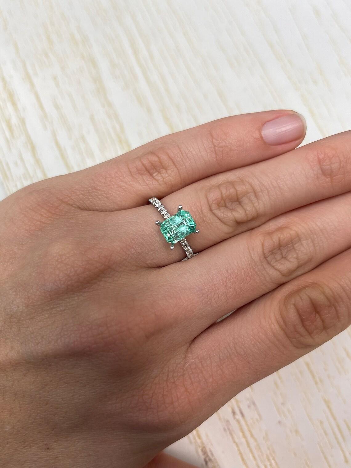 Ideal Astrológico 1,91 Quilates 8x6 VVS Esmeralda Verde Colombiana - Talla Esmeralda en venta 1