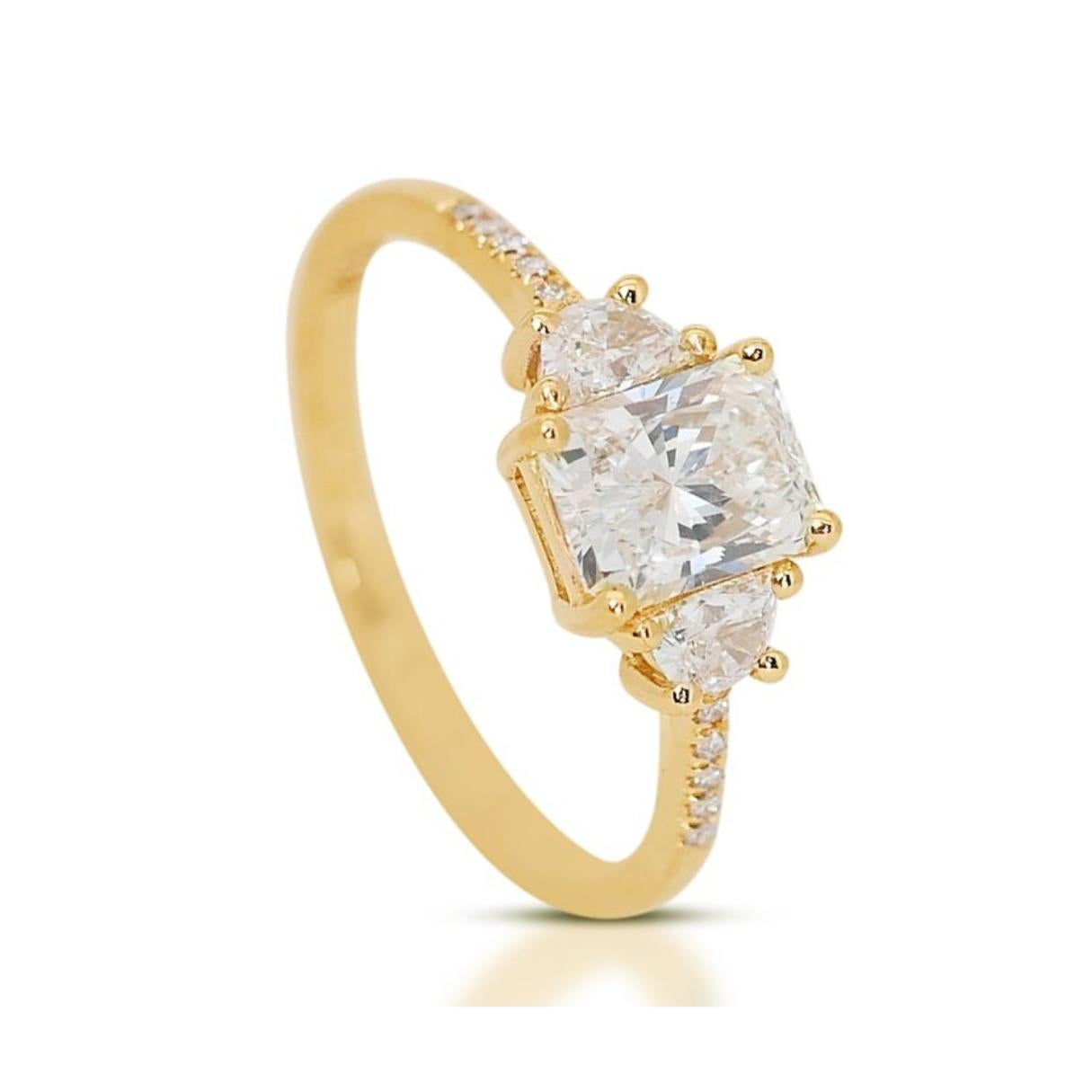 Ideal geschnitten Radiant 3 Steine Ring mit Halbmonde aus 18k Gelbgold Diamant Pave Ring w/1,36 ct - IGI zertifiziert

Dieser sorgfältig gefertigte Ring aus 18 Karat Gelbgold mit Diamanten in Pflasterung ist der Inbegriff von Luxus und Raffinesse.