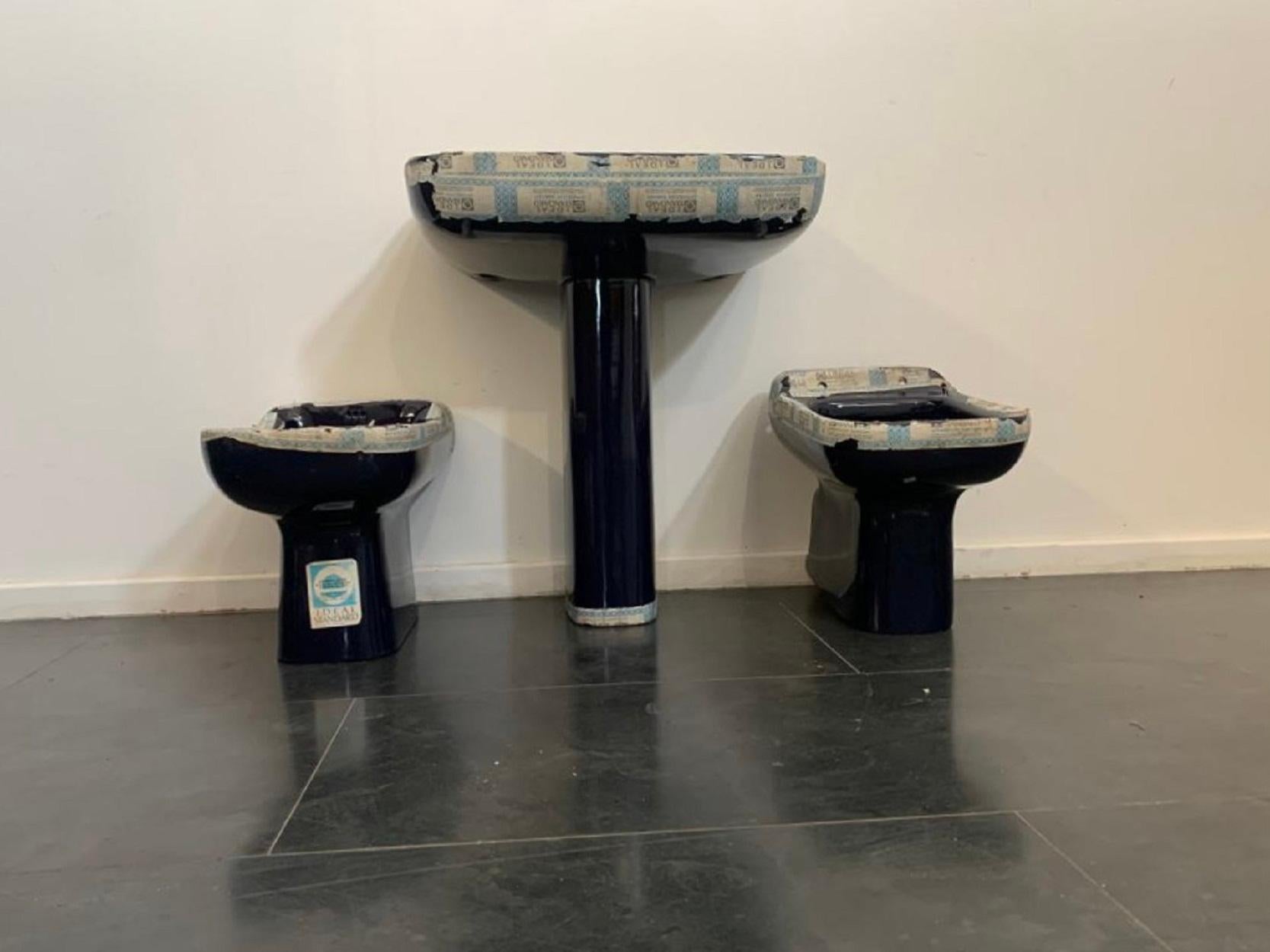 Ensemble composé d'un lavabo, d'un bidet et de toilettes de la série Conca par Paolo Tilche pour Ideal Standard, années 1970. Excédent de 1970. La production s'est poursuivie de 1980 à 1990. Revisité aujourd'hui par le designer Roberto Palonbo selon