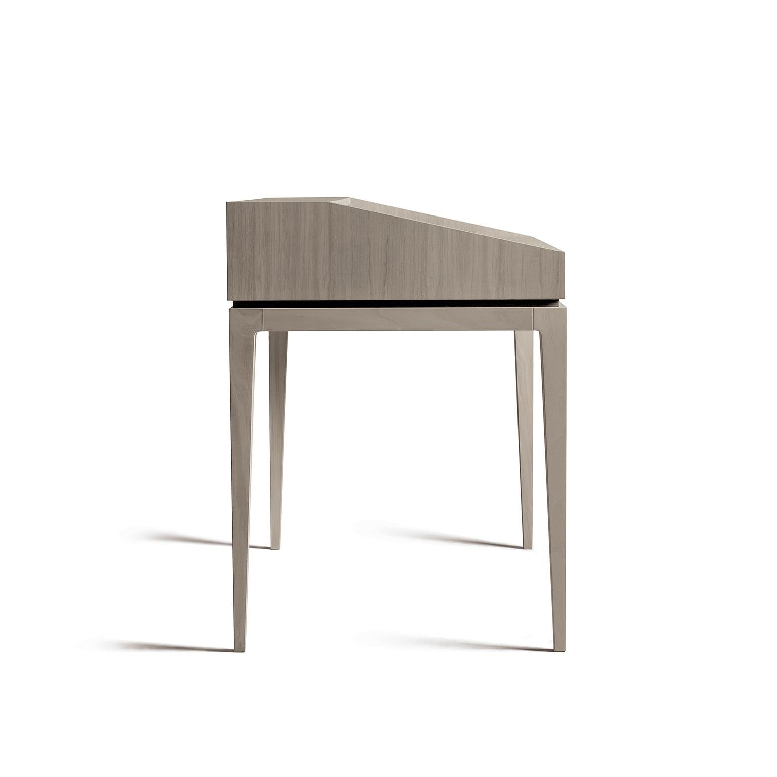 Der Massivholz-Schreibtisch Ideale vereint Ästhetik und Funktionalität. Ein Stück hochwertiger Handwerkskunst, maßgeschneidert für den täglichen Gebrauch, aber auch für die stilvolle Einrichtung. Der Schreibtisch verfügt über: Platte aus