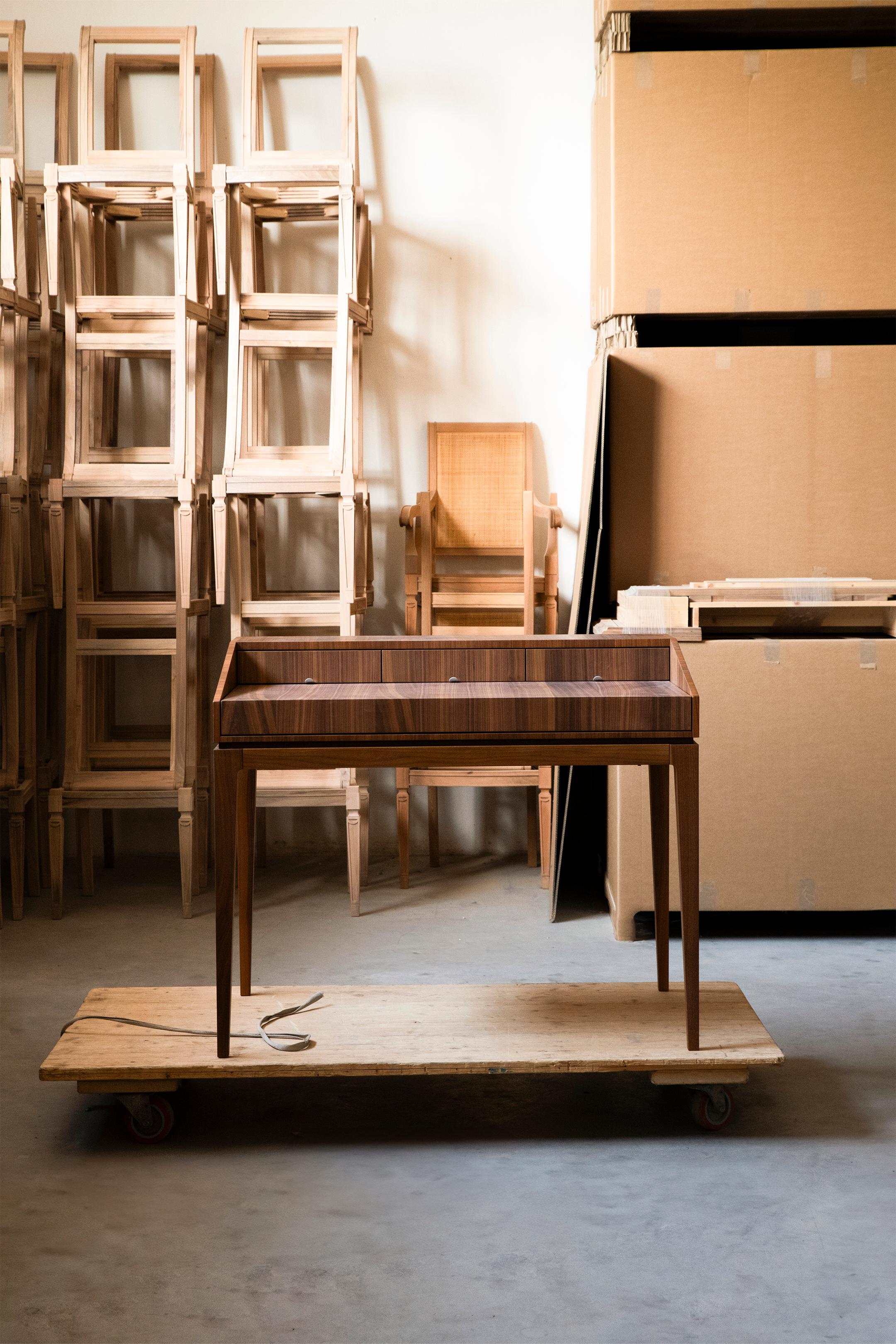 Un elemento classico reinterpretato attraverso un raffinato design contemporaneo. Si tratta di un pezzo di alta qualità realizzato a mano in Italia con un piano in listellare impiallacciato noce pregiato e la struttura e le gambe in noce massiccio.