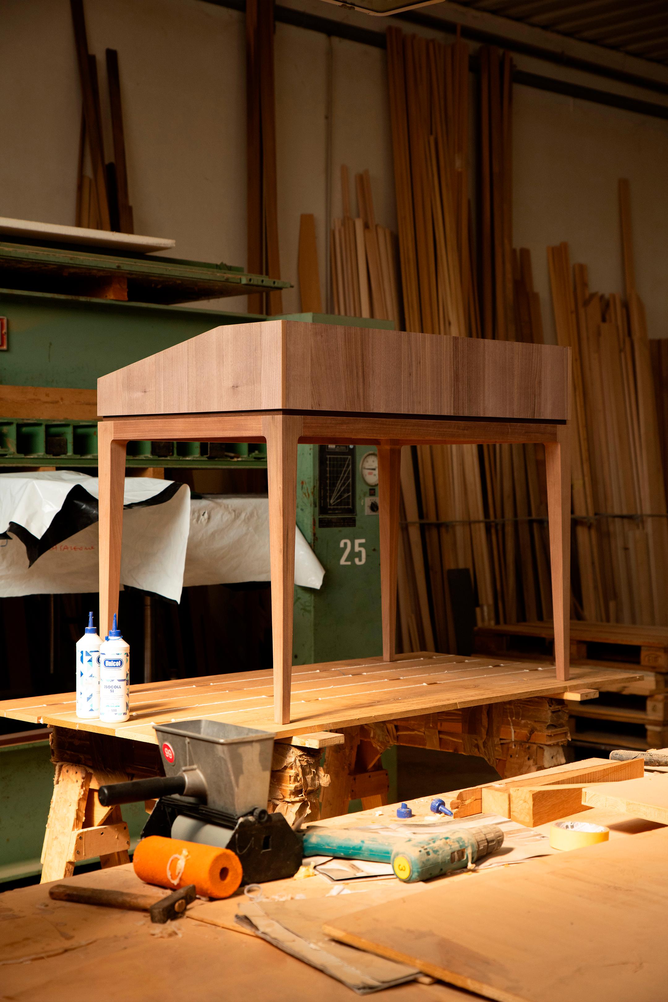 Moderno Ideale Scrivania in legno massiccio, noce con finitura naturale fatta a mano, contemporanea in vendita