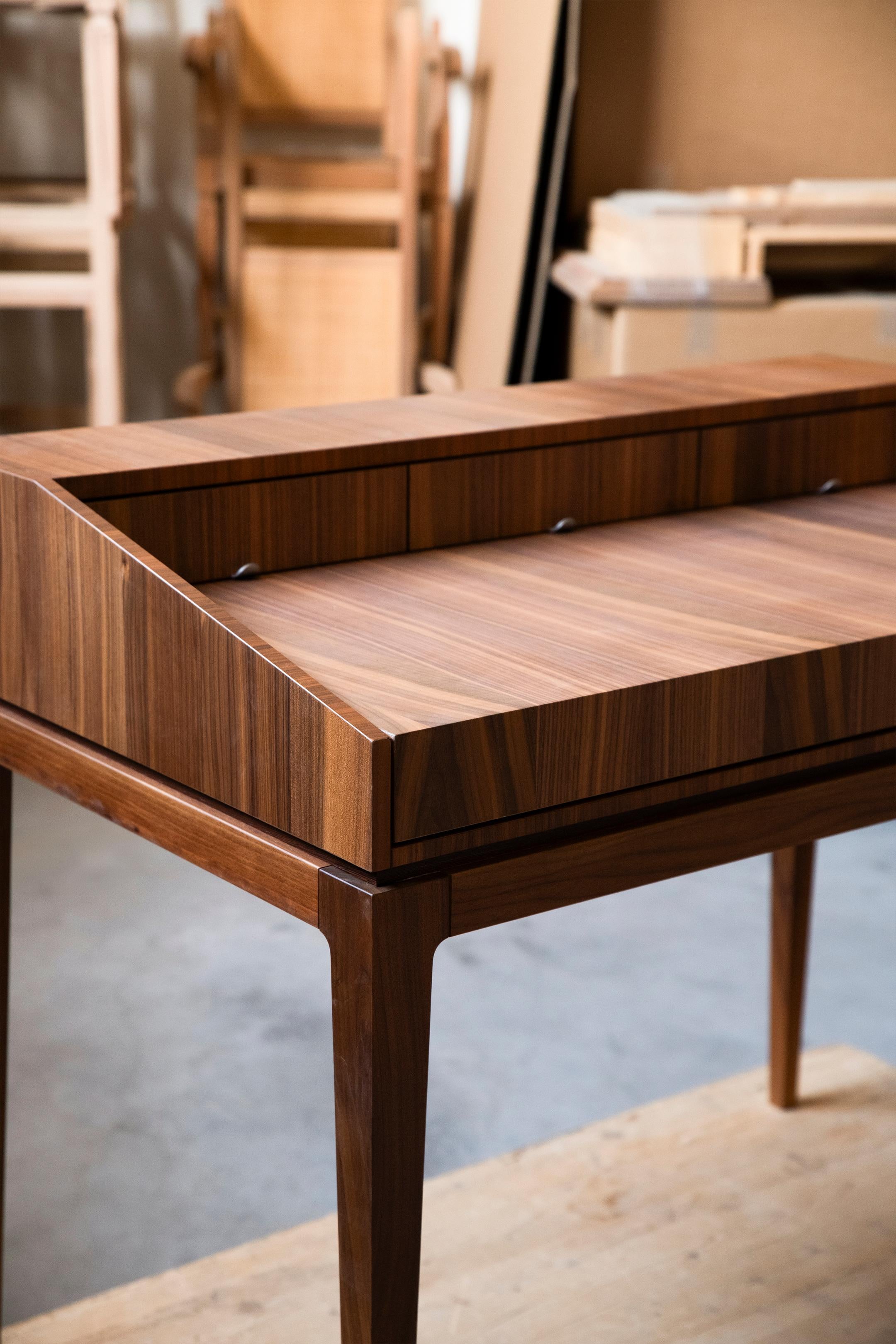 Moderno Ideale Scrivania in legno massiccio, noce con finitura naturale fatta a mano, contemporanea in vendita