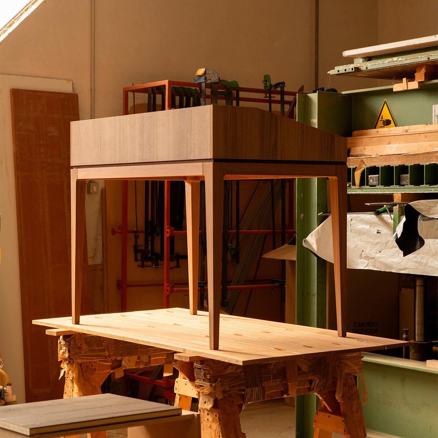 Le bureau en bois massif Ideale allie esthétique et fonctionnalité. Une pièce d'artisanat de haute qualité, conçue pour un usage quotidien et pour meubler avec style. Le bureau présente les caractéristiques suivantes : plateau en placage de bois