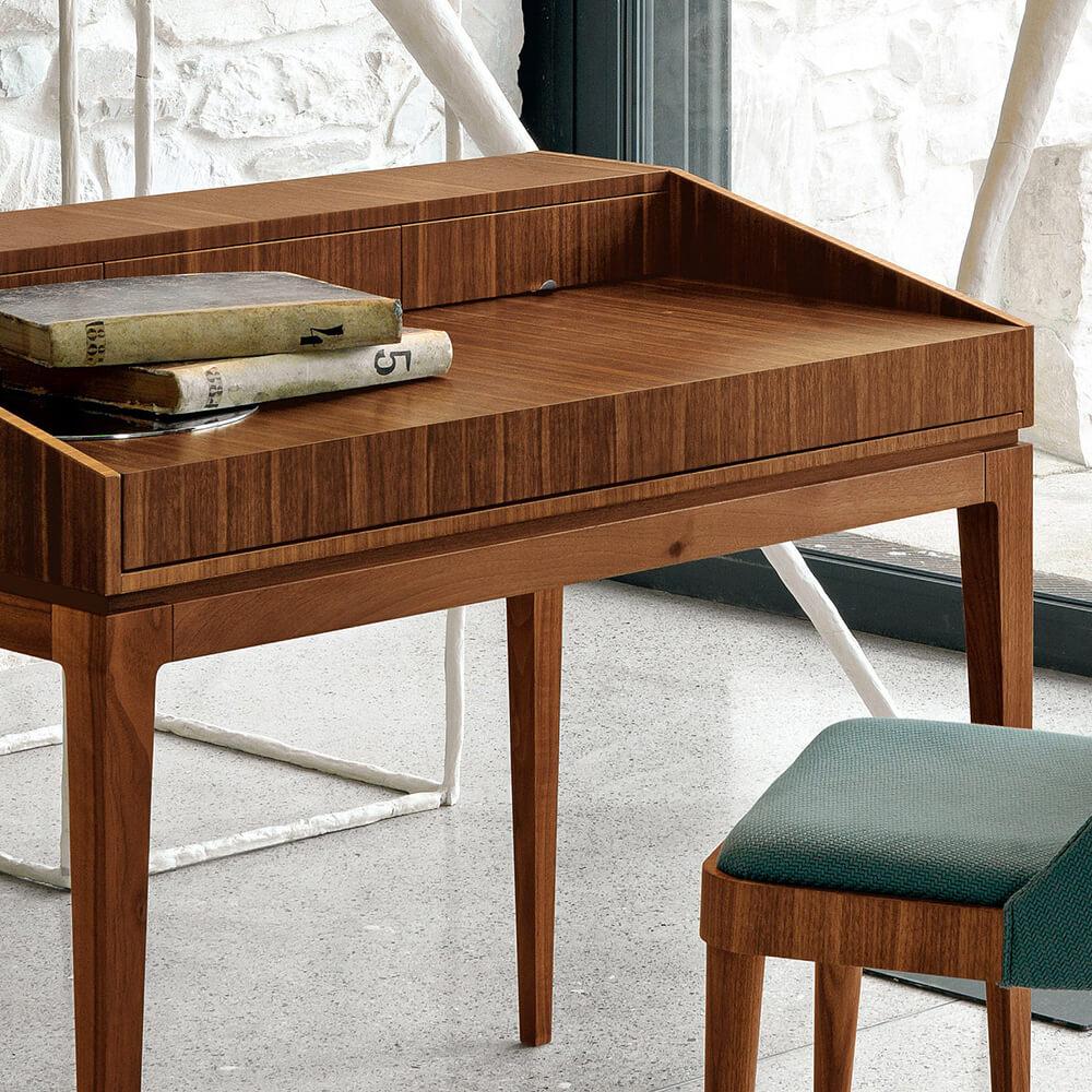 Ideale schreibtisch von Dale Italia
Abmessungen: T 65 x B 105 x H 88 cm.
MATERIALIEN: Nussbaum.

Schreibtisch mit Platte aus nussbaumfurnierter Tischlerplatte. Struktur und Beine aus massivem Nussbaumholz Enthält ein Staufach unter der Decke und