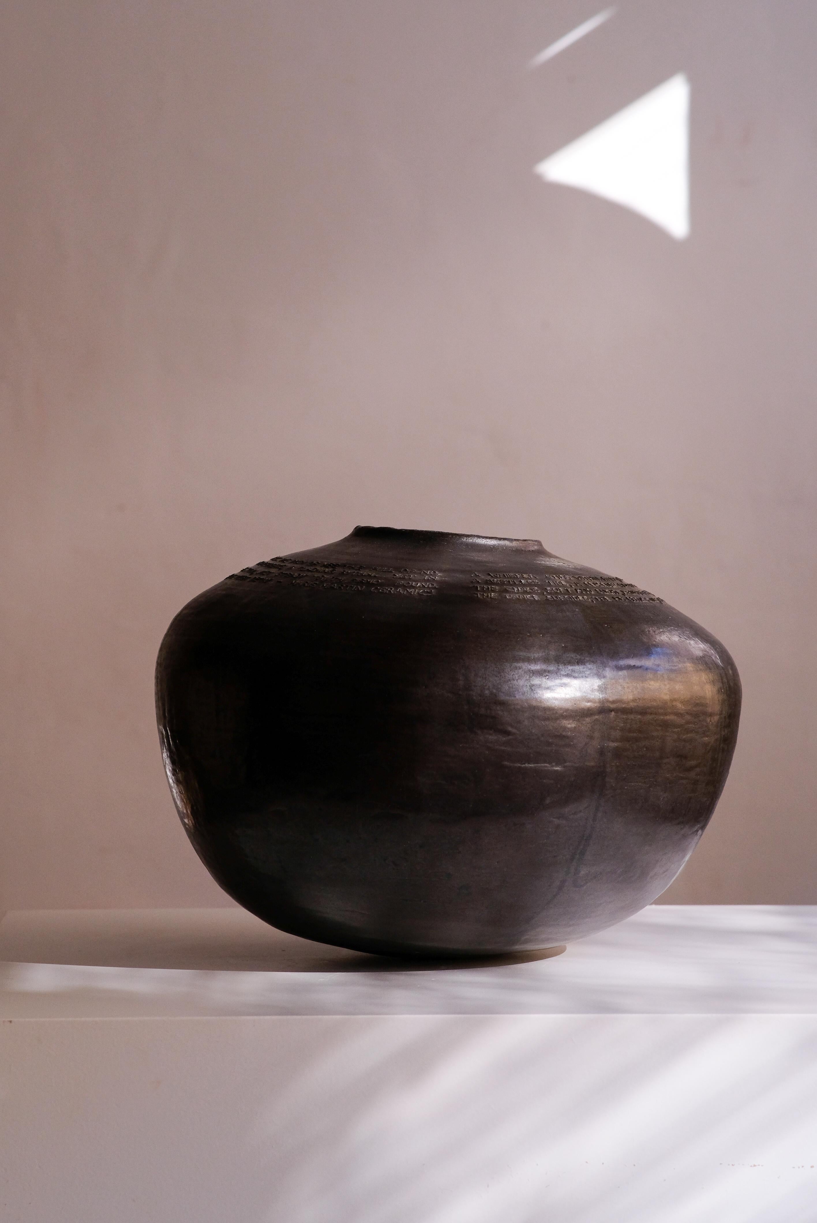 Smaltato Vaso per la nascita di IDEA 15 in gres nero smaltato di Mary Black Ceramics in vendita