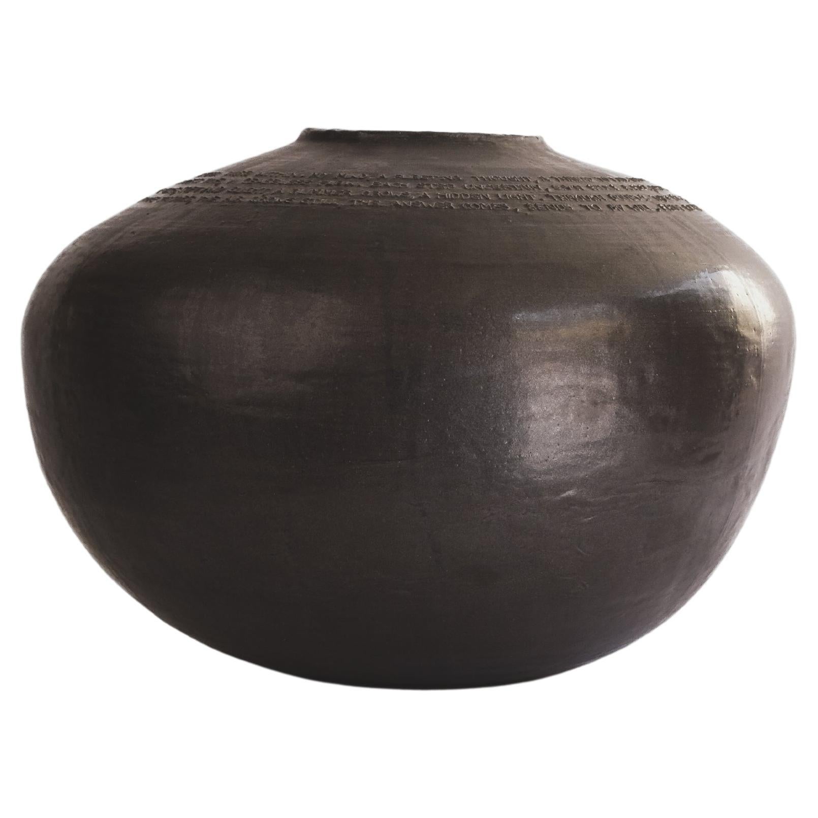 Vaso per la nascita di IDEA 15 in gres nero smaltato di Mary Black Ceramics