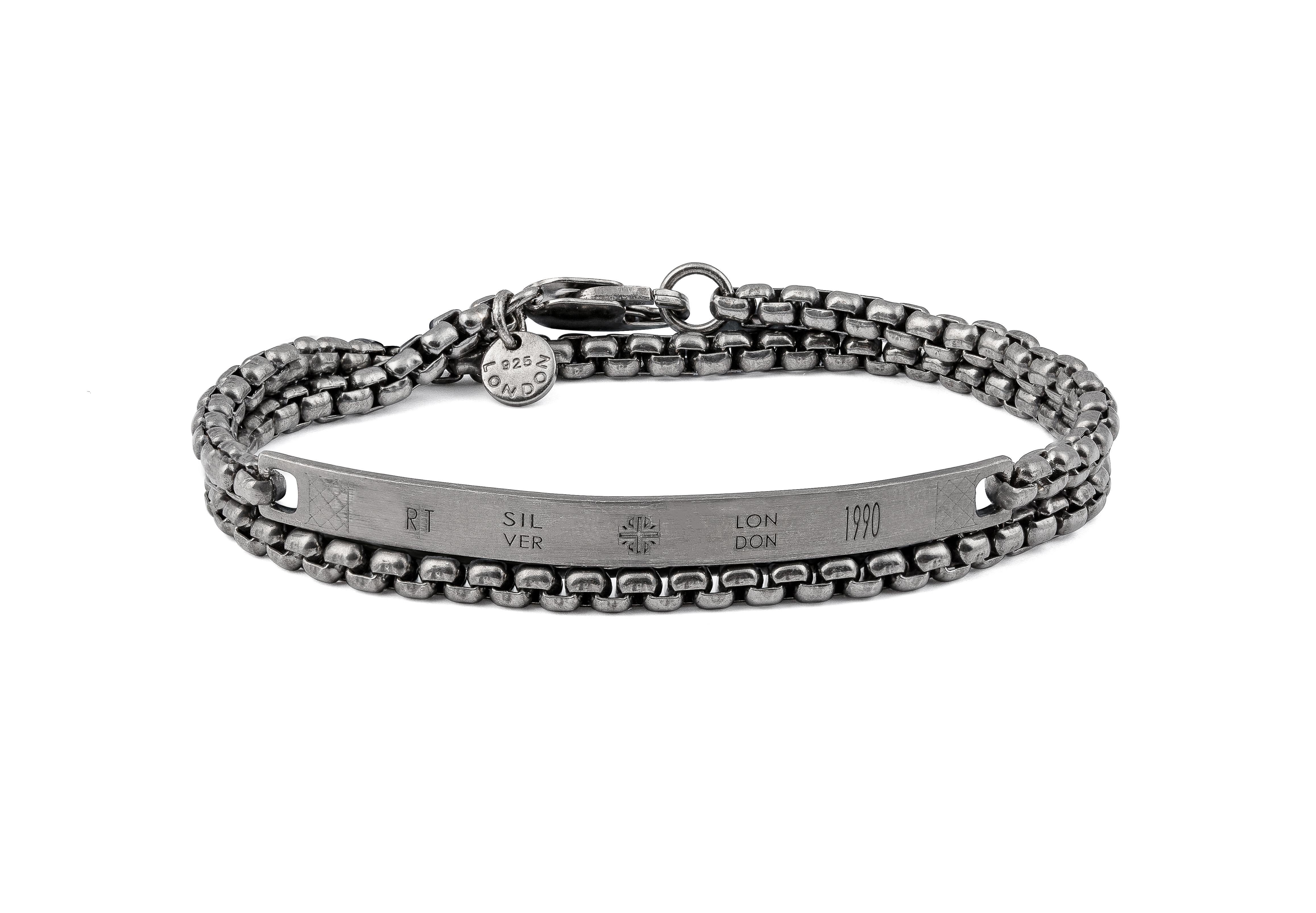 Identity Kette Armband aus gebürstetem schwarzem, rhodiniertem Sterlingsilber, Größe M

Unsere silberne Kastenkette wurde zu einem eleganten Doppel-Wickelarmband mit einem glatten, geschwungenen Steg verlängert, der mit unseren Punzierungen verziert