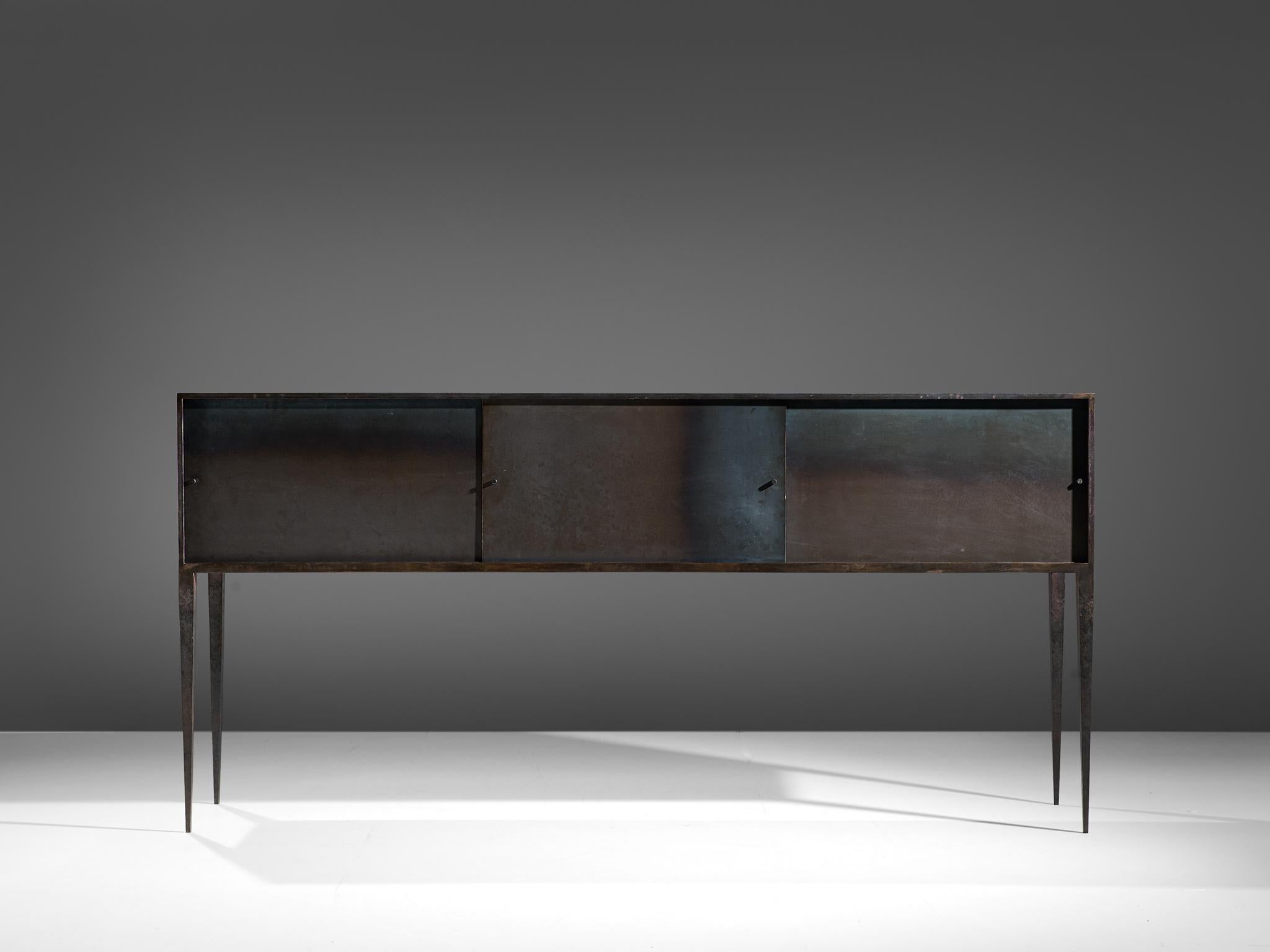 Idir Mecibah, buffet, fer, Belgique, 1990

Un buffet fabriqué par la forge belge Idir Mecibah. Le forgeron, artiste et concepteur de meubles est connu pour ses pièces en fer forgé qui présentent une certaine légèreté. Le boîtier a l'air solide et