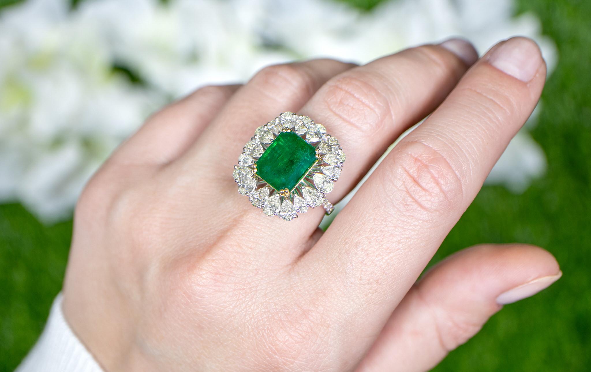 Women's or Men's IDL Certified Emerald Ring With Pear Diamond Halo 8.15 Carats 18K Gold For Sale