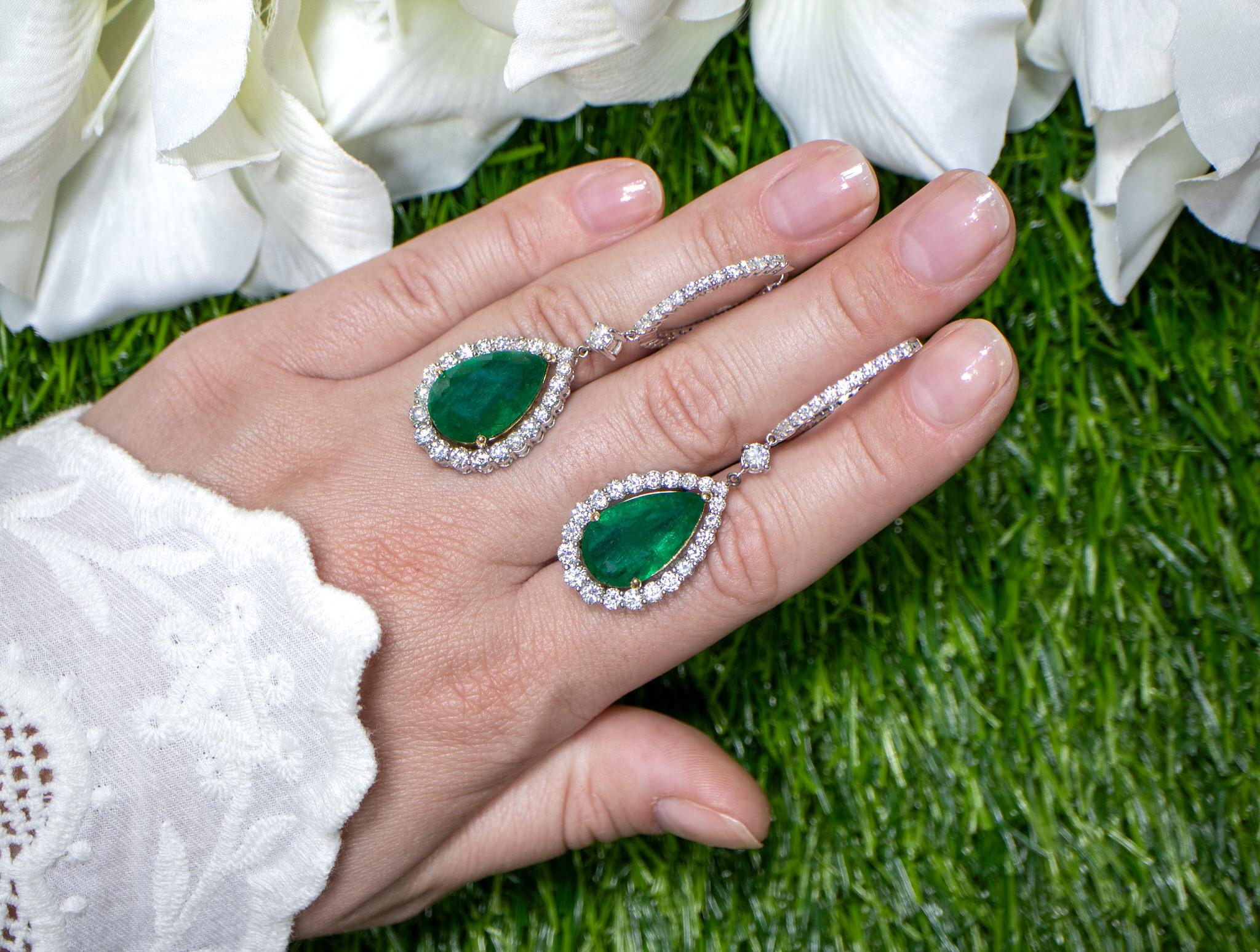 Contemporain IDL Certified Pear Cut Emerald Dangle Earrings Set with Diamonds 18 Carats 18K en vente