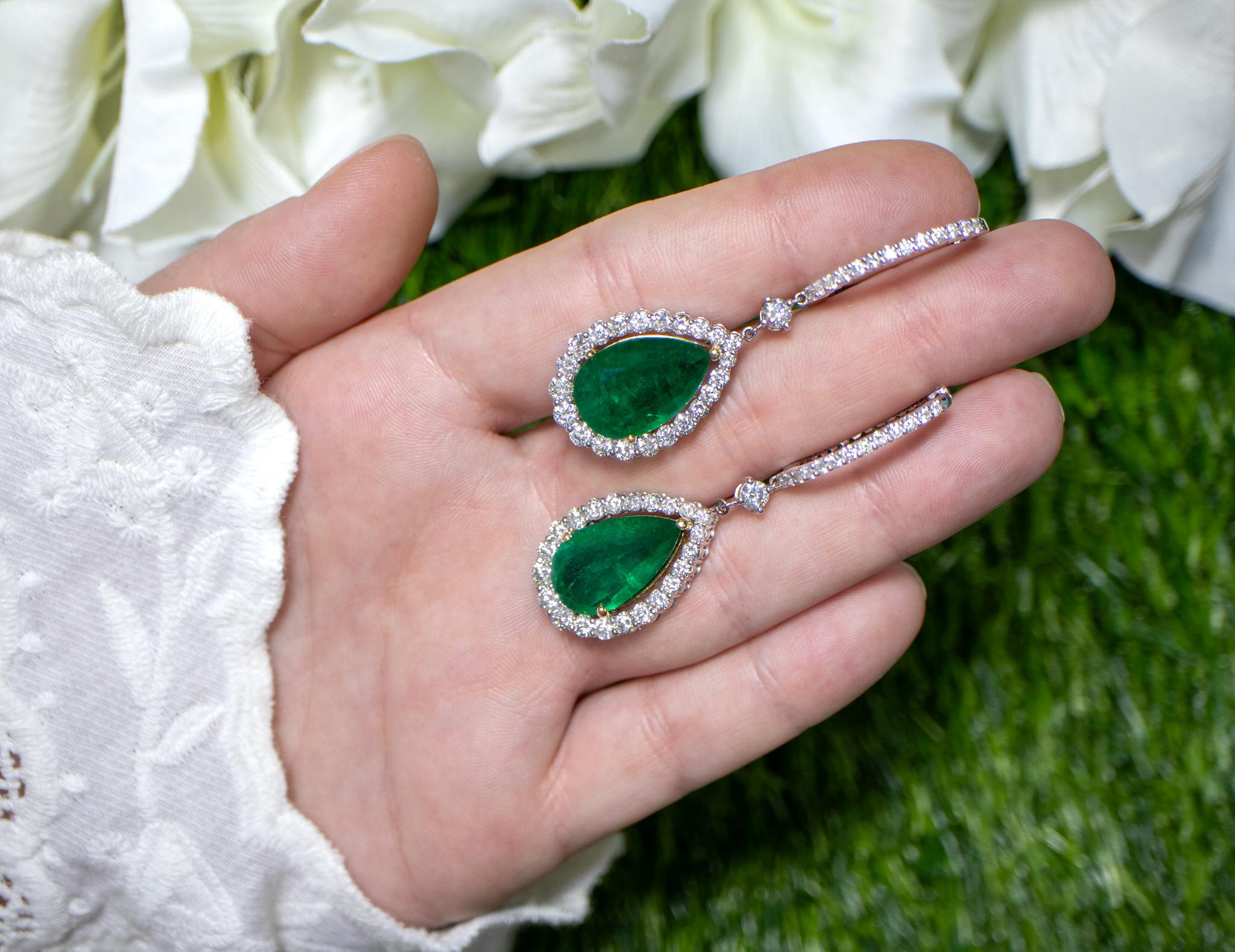 Women's IDL Certified Pear Cut Emerald Dangle Earrings Set with Diamonds 18 Carats 18K For Sale