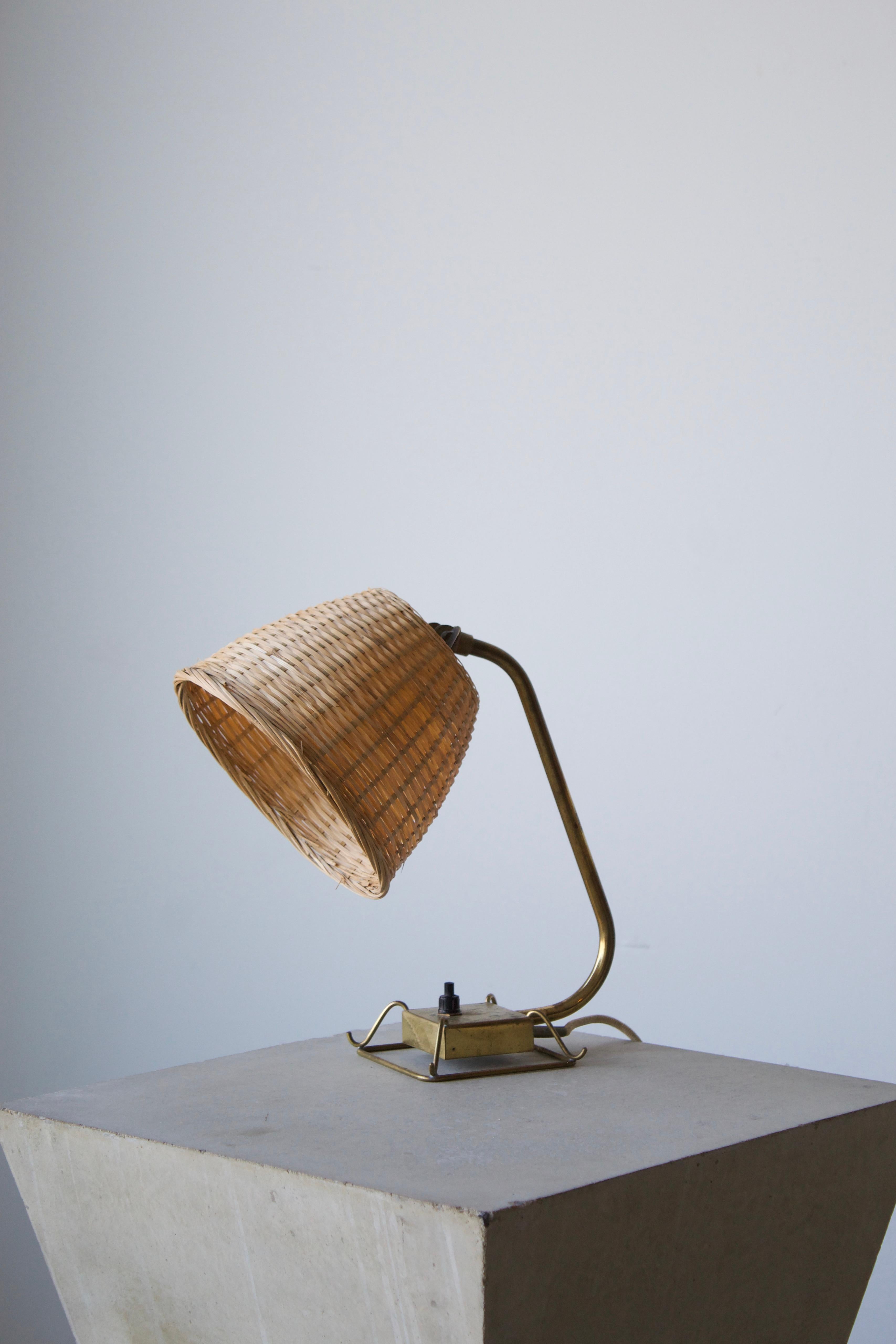 Idman, Adjustable Table Lamp, Brass, Rattan, Finland, 1950s In Good Condition In High Point, NC
