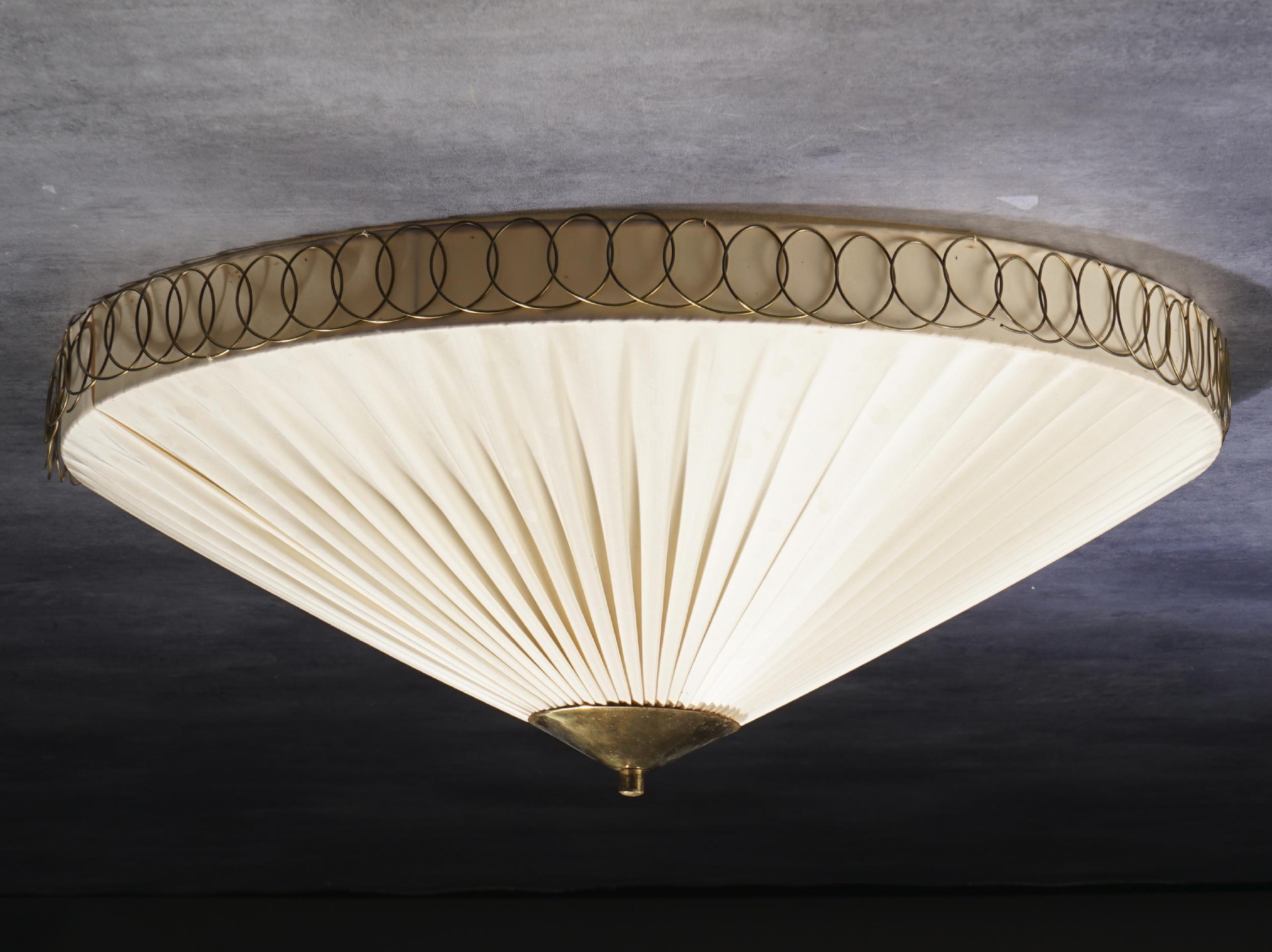 Plafonnier / applique / luminaire d'Idman, Finlande, années 1950.  Bon état vintage d'origine.  Un recâblage local est nécessaire avant l'utilisation.  Expédition rapide dans le monde entier.





