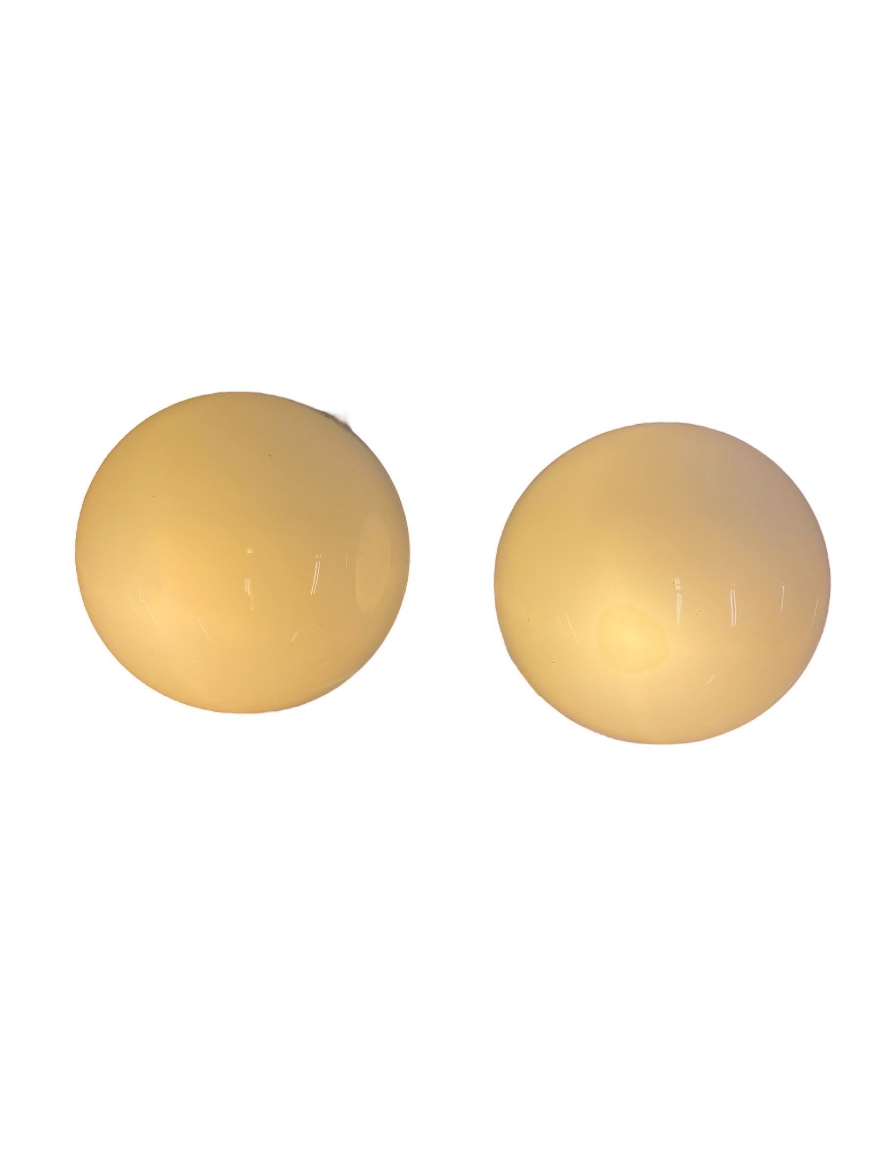 Finlandais Plafonniers minimalistes Idman en verre opalin blanc Modèle 80113, années 1950 en vente