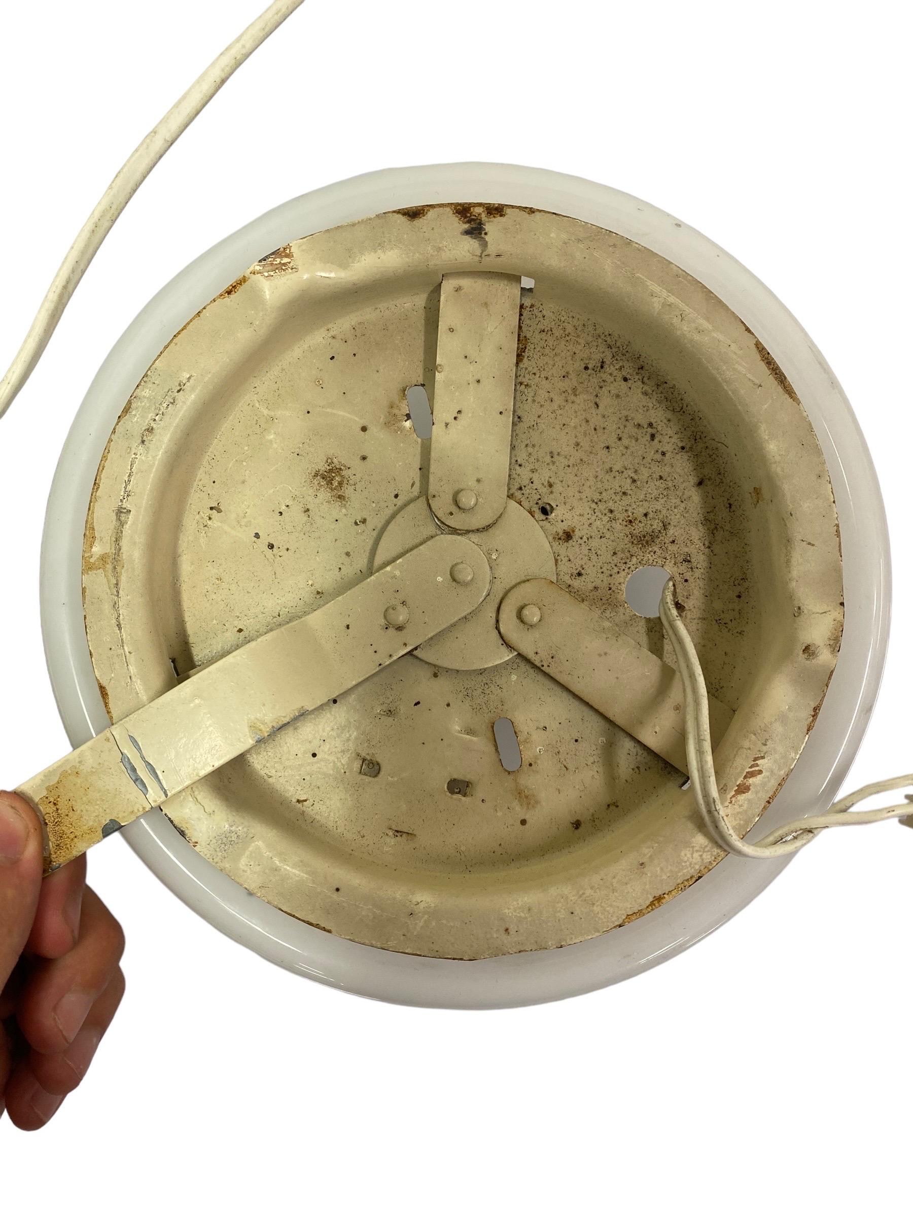 Plafonniers minimalistes Idman en verre opalin blanc Modèle 80113, années 1950 en vente 2