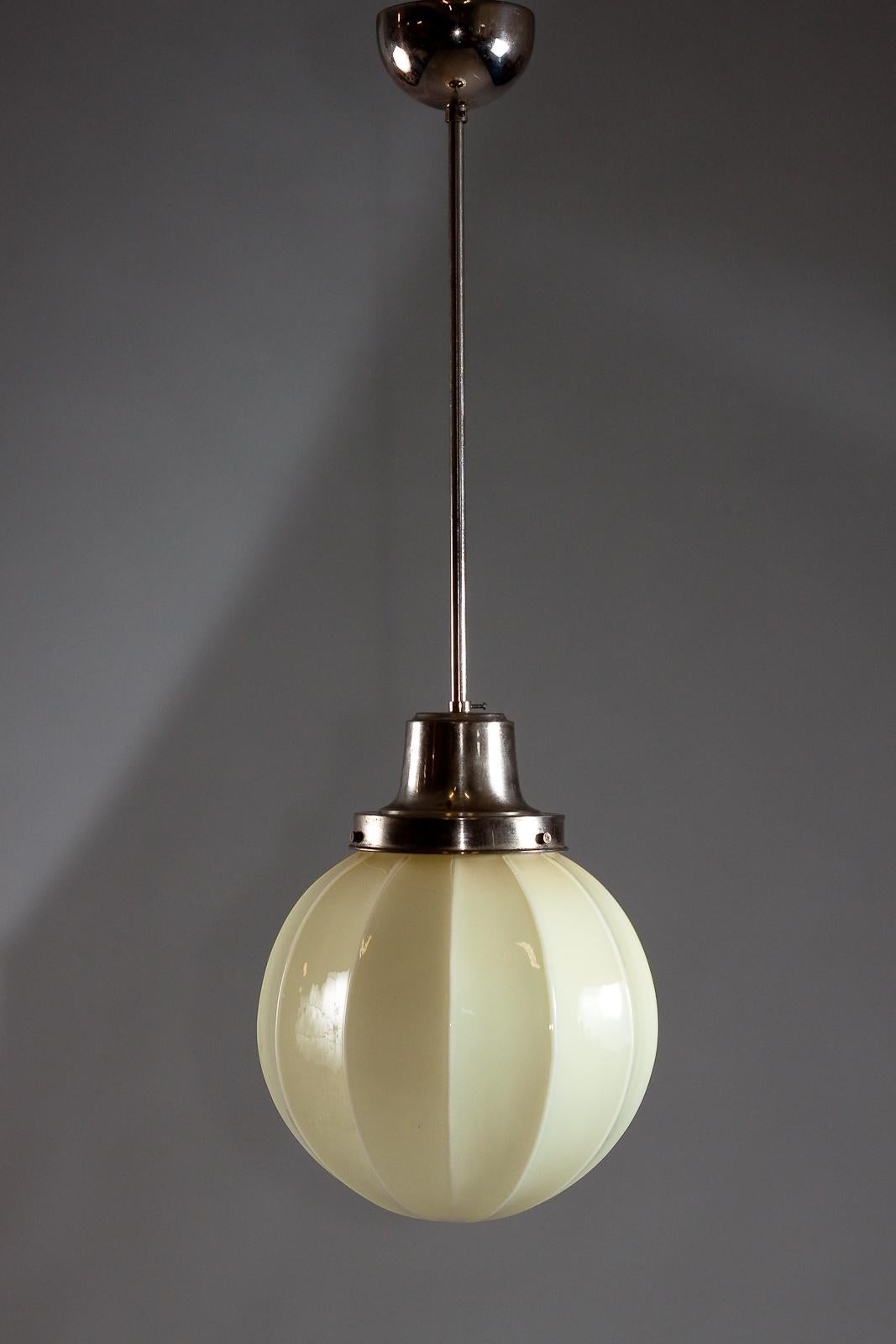 Ce plafonnier en verre strié opalin des années 1930 par Idman Oy est une pièce vintage étonnante qui ajoutera une touche d'élégance et de charme à n'importe quel espace. Le design du verre strié donne à la lampe une texture unique et un intérêt