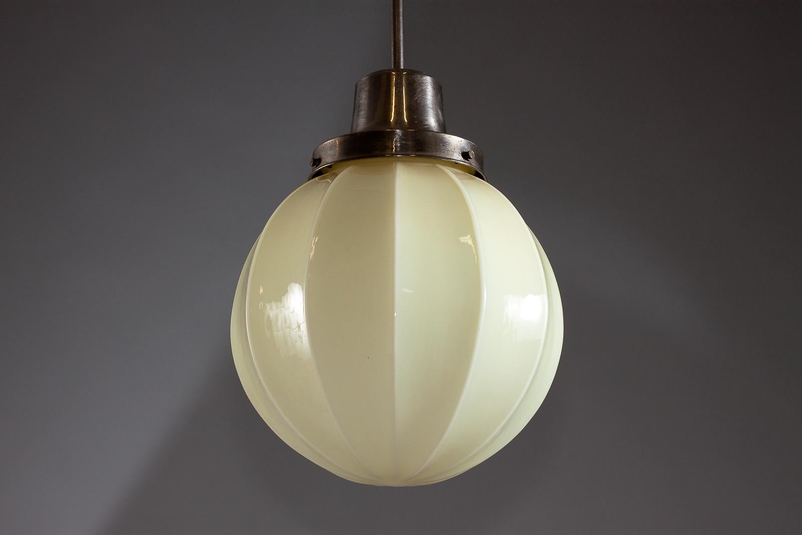 Scandinavo moderno Idman Oy, lampada da soffitto in vetro opalino a coste del 1930 in vendita