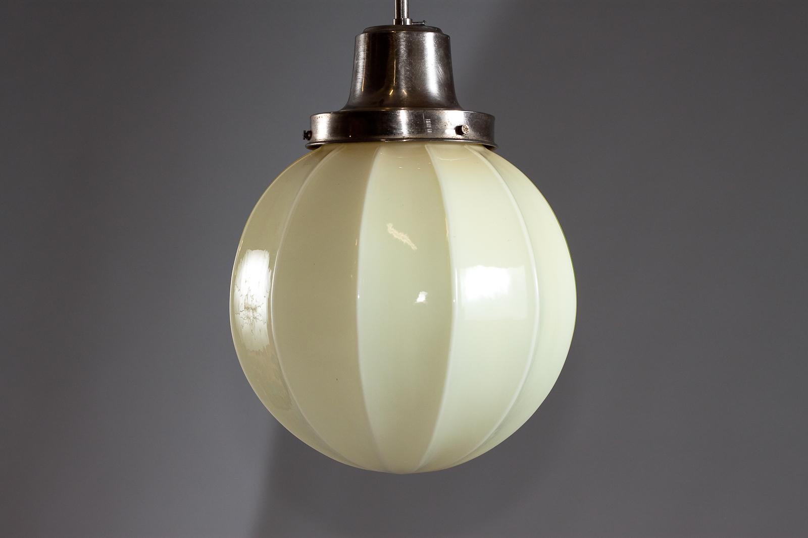 Finlandese Idman Oy, lampada da soffitto in vetro opalino a coste del 1930 in vendita