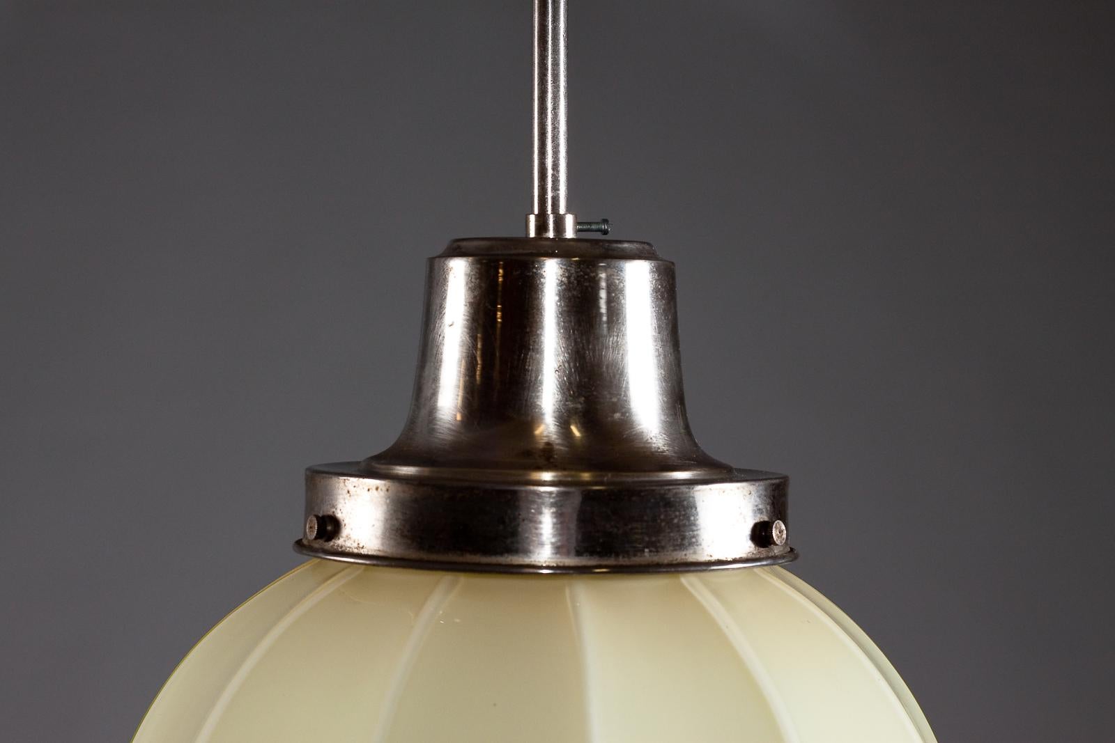 Idman Oy, lampada da soffitto in vetro opalino a coste del 1930 In condizioni buone in vendita a Turku, Varsinais-Suomi